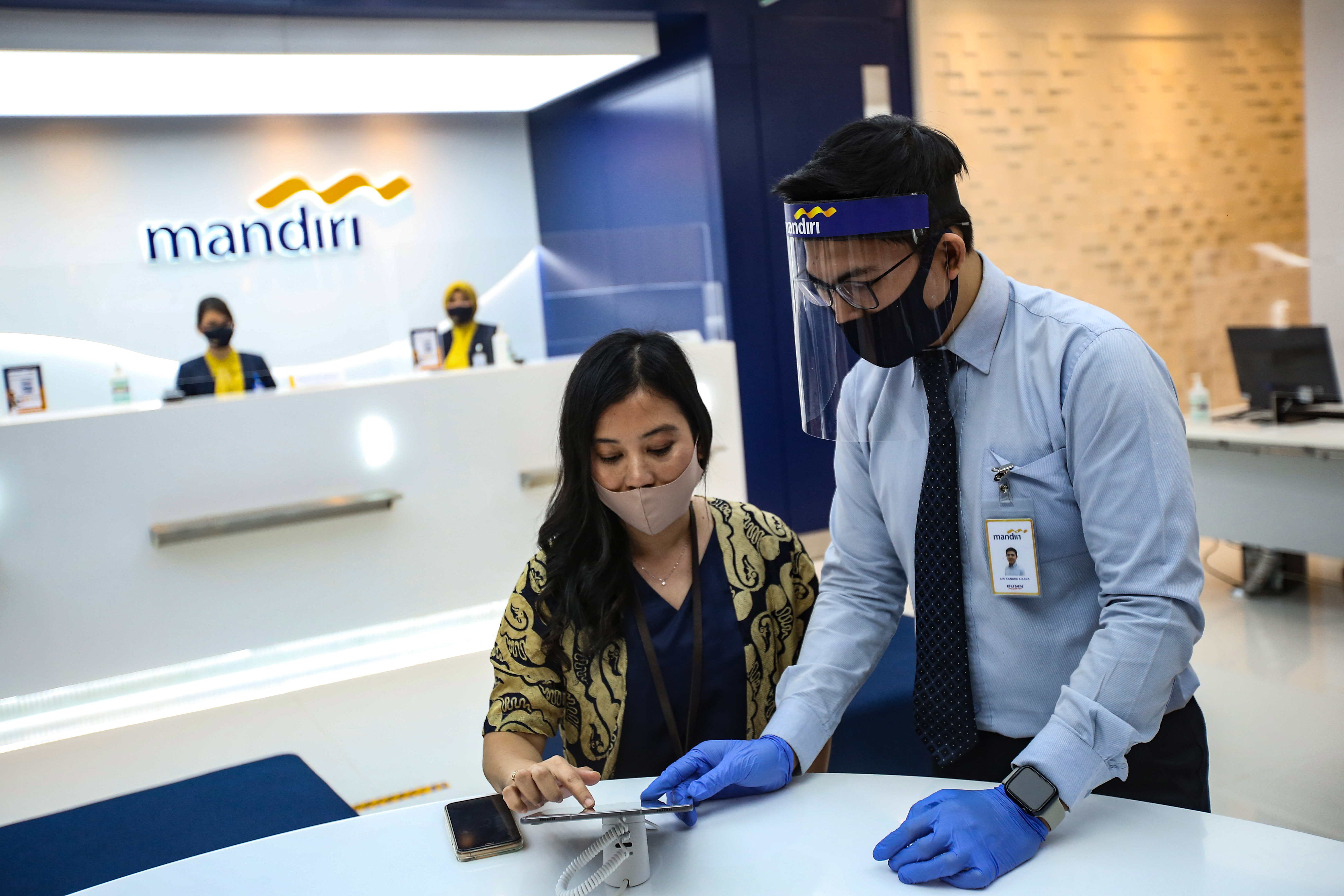 Nasabah melakukan transaksi digital saat peresmian pengoperasian Kantor Cabang Pembantu (KCP) Menara Astra di Jakarta, Kamis (9/7)