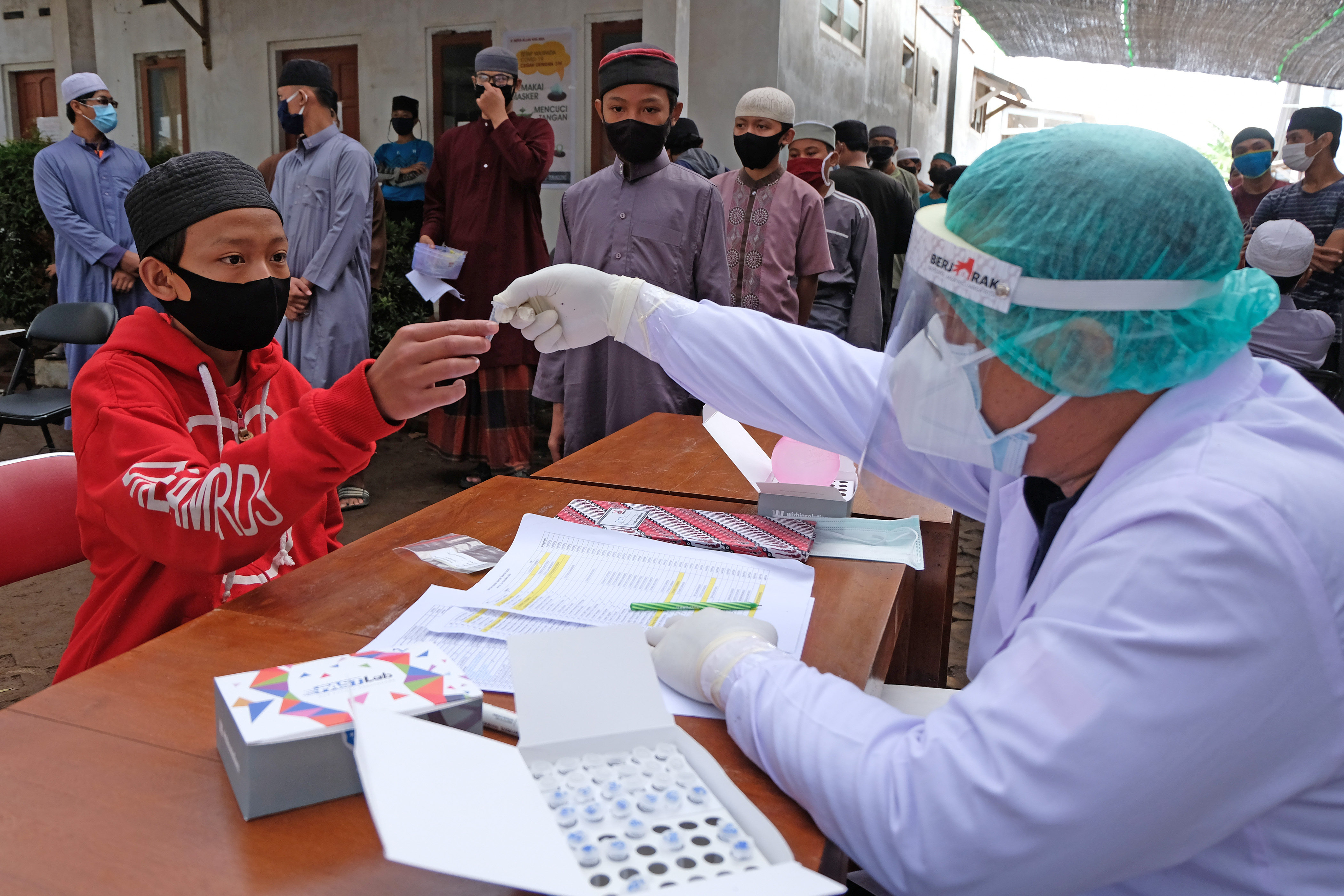  Sejumlah santri antre untuk mengikuti tes usap (swab test) di Pondok Pesantren Darul Atsar Salamsari, Kedu, Temanggung, Jawa Tengah 