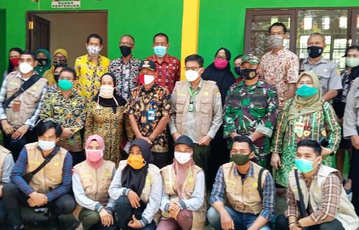 Kepala BPPSDMP Kementan, Dedi Nursyamsi dan Kapusluh Leli Nuryati bersama penyuluh di BPP Kahayan Hilir, Kabupaten Pulang Pisau, Kalteng