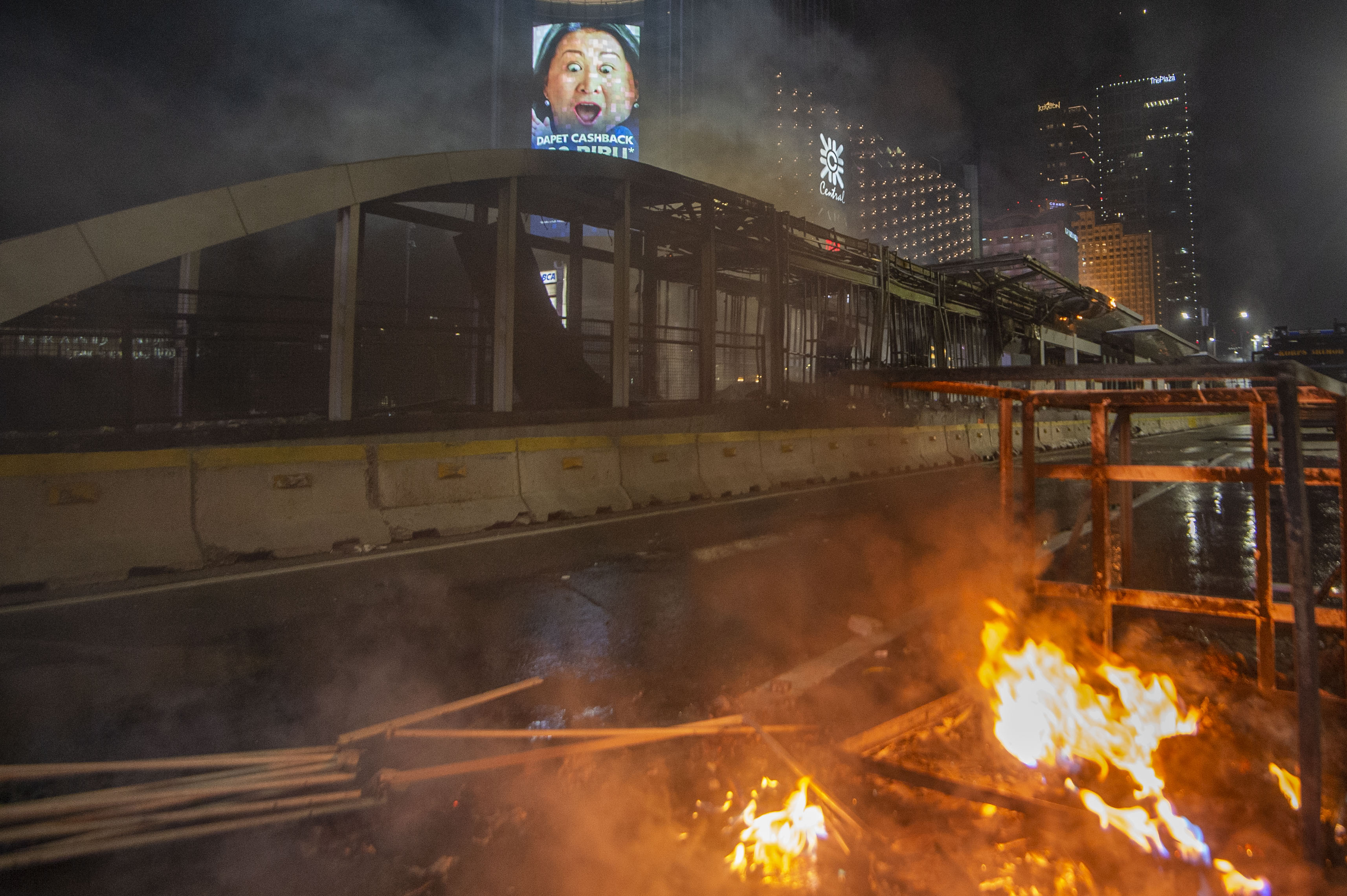 Halte Bus Trans-Jakarta Tosari hangus dibakar pengunjuk rasa yang menolak pengesahan Undang-Undang Cipta Kerja di Jalan MH. Thamrin, Jakarta