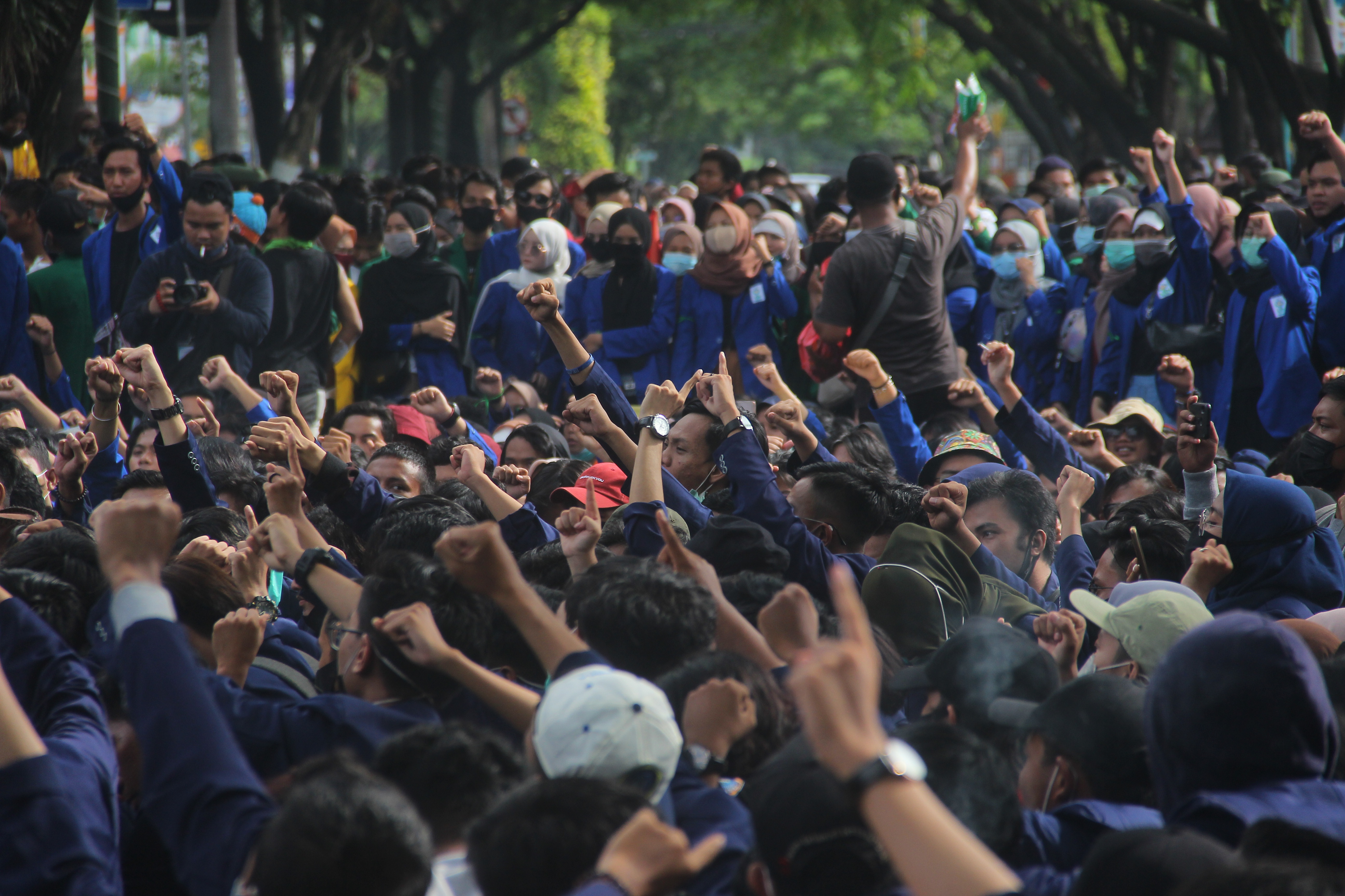 Aksi demo mahasiswa di depan Gedung DPRD Kalsel di Banjarmasin berlangsung hingga malam hari.