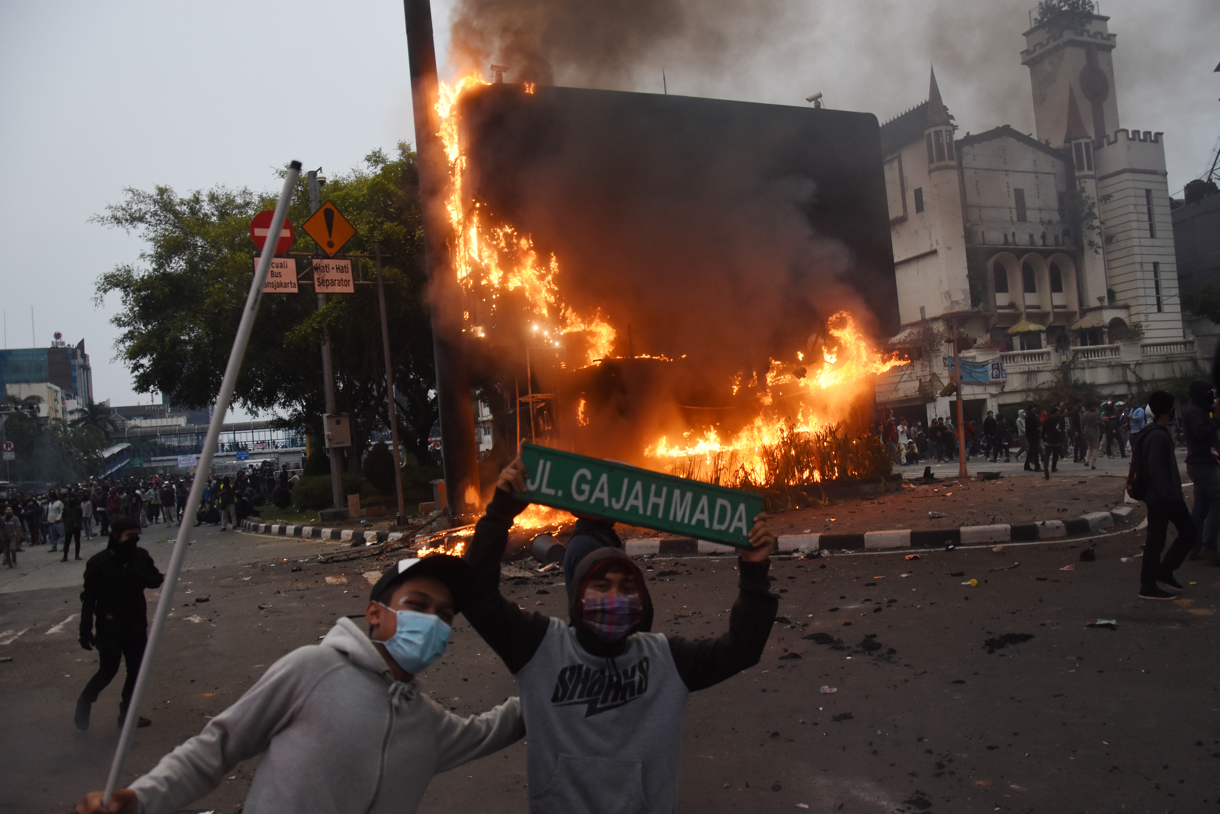 Sebuah pos polisi dibakar pengunjuk rasa yang menolak pengesahan UU Cipta Kerja, di kawasan Harmoni, Jakarta, Kamis (8/10)