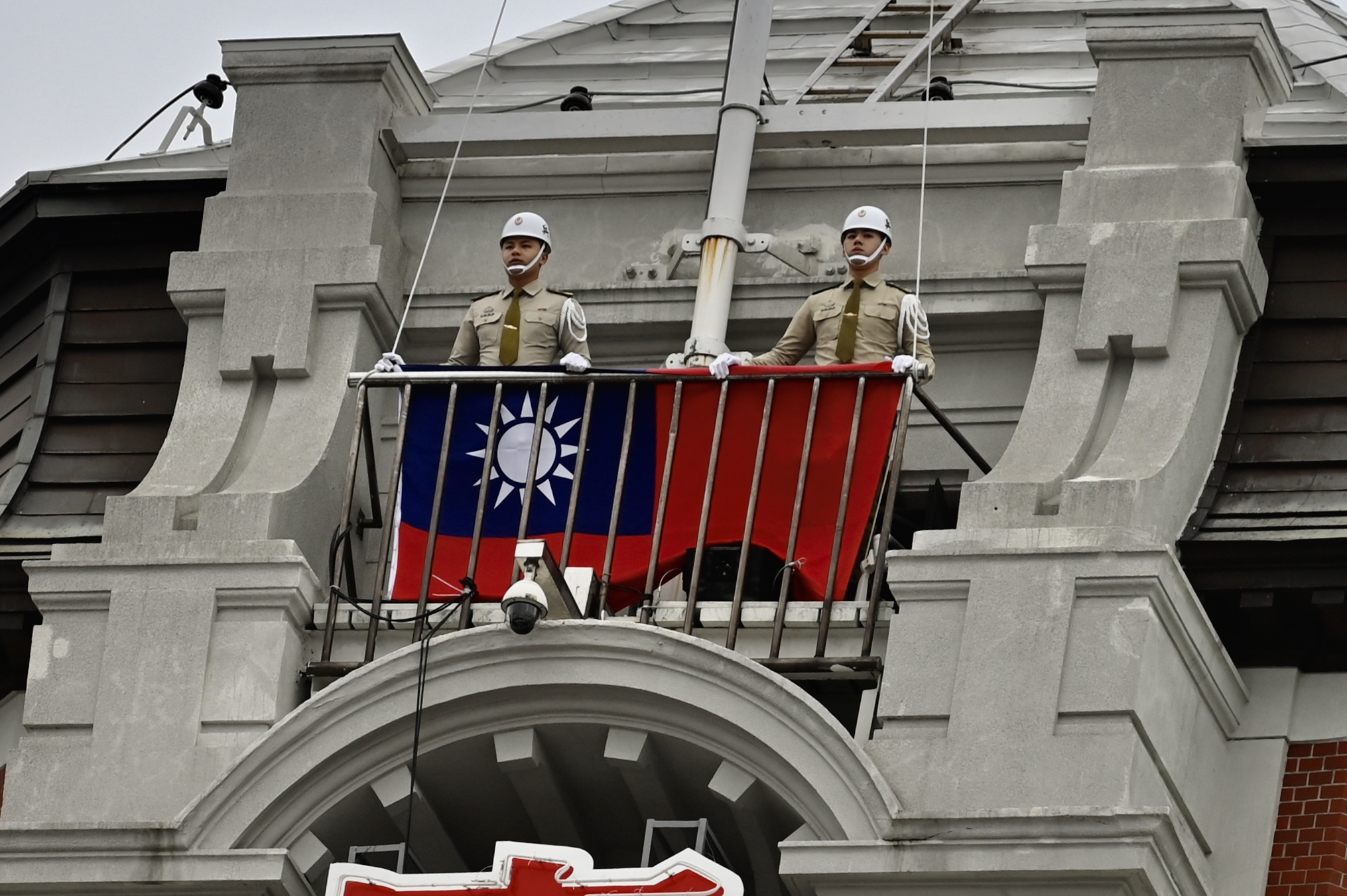 Polisi militer mengibarkan bendera Taiwan.