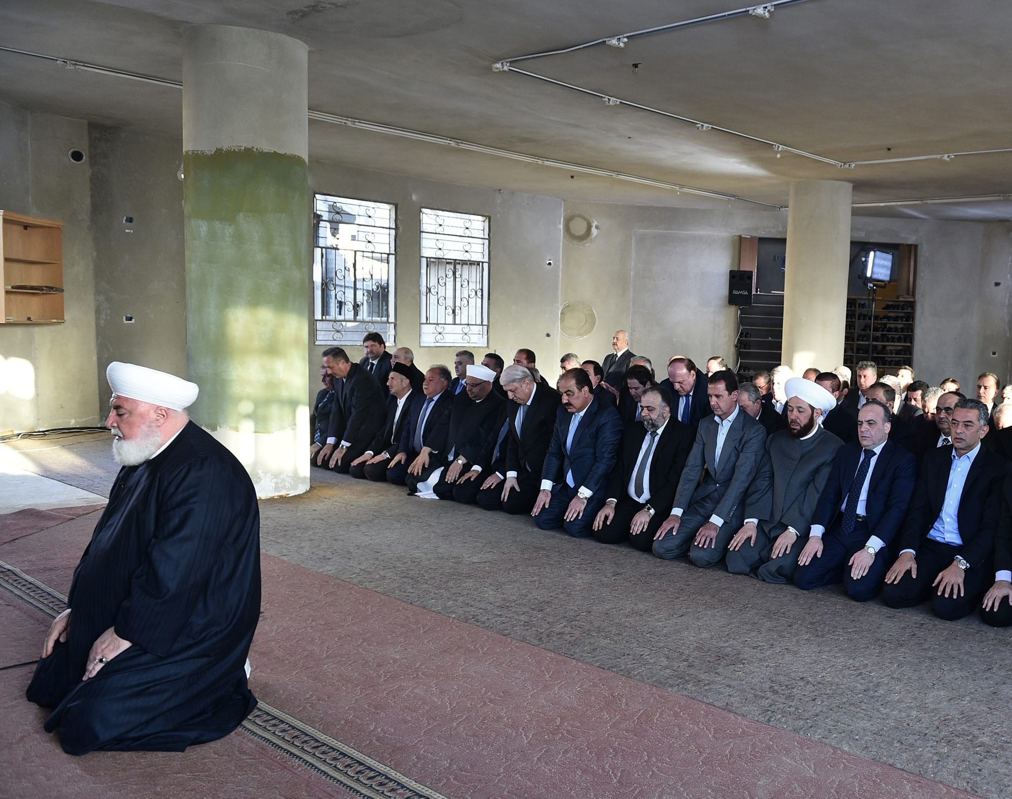 Foto diambil tahun 2016 milik Pemerintah Suriah, saat Mufti Agung Damaskus, Syekh Muhammad Adnan Al-Afyouni menjadi imam salat berjamaah.