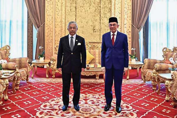Politikus Malaysia Anwar Ibrahim (kanan) berfoto bersama dengan Raja Malaysia, Sultan Abdullah Sultan Ahmad Shah 