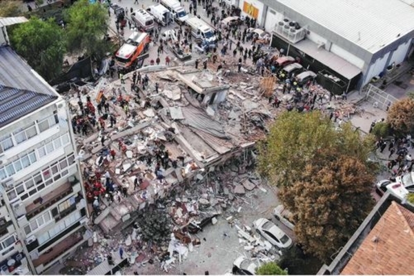 Warga menaiki bangunan runtuh untuk mencari orang-orang yang selamat akibat gempa bumi berkekuatan Magnitudo 7,0 di Izmir, Turki, kemarin