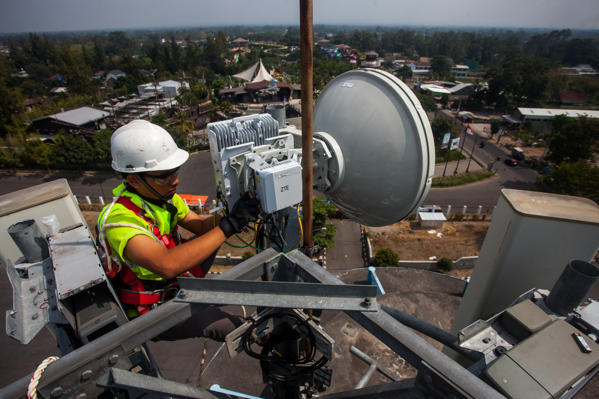 Pekerja melakukan perawatan berkala menara (tower) telekomunikasi milik PT Tower Bersama Infrastructure Tbk (TBIG)