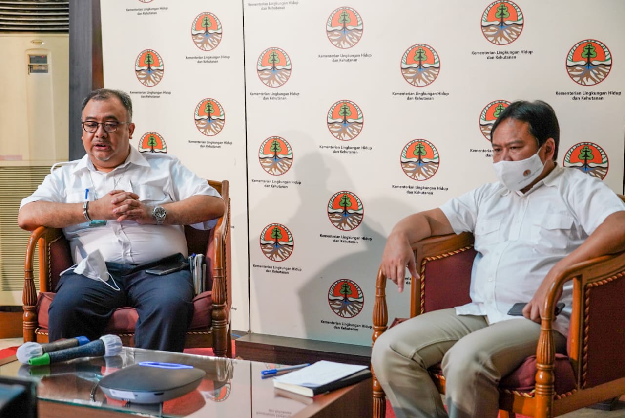 Direktur Pencegahan Dampak Lingkungan Usaha dan Kegiatan KLHK, Ary Sudijanto (kiri) dan Karo Humas KLHK, Nunu Anugrah.