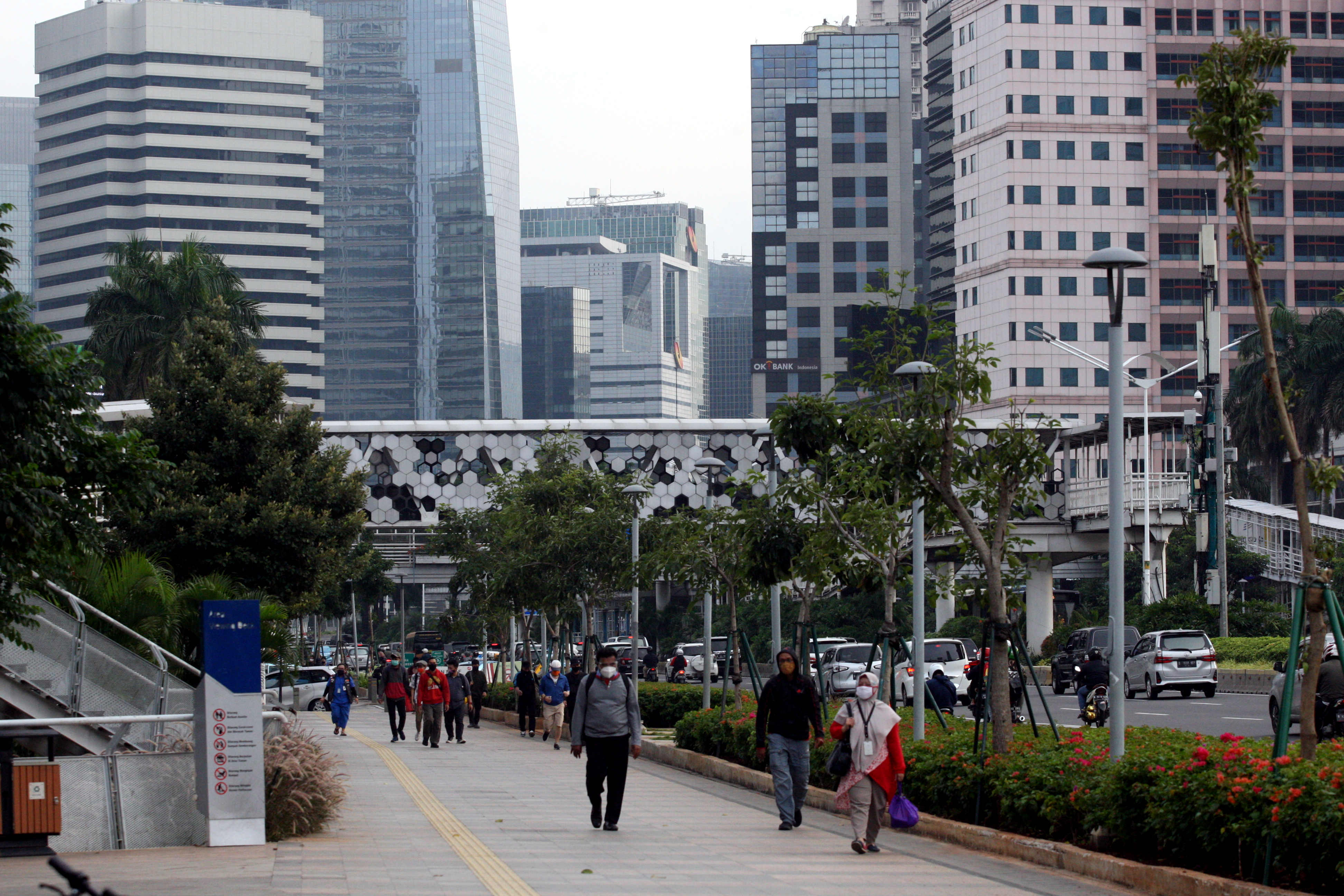 Pekerja memadati Jalan Jenderal Sudirman saat jam pulang kantor