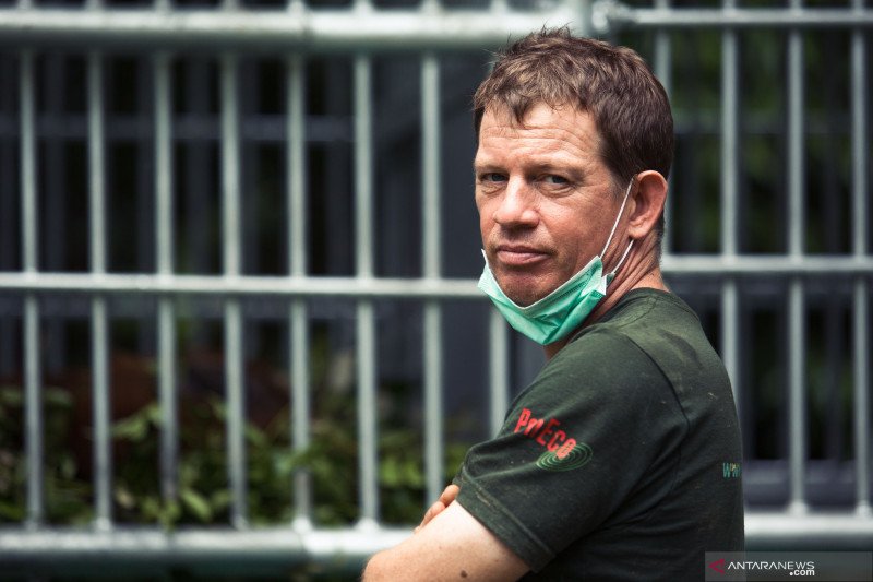 Pelestasri Orang Utan Sumatera, Dr. Ian Singleton, memperoleh anugerah bintang jasa Kerajaan Inggris dari Ratu Elizabeth.