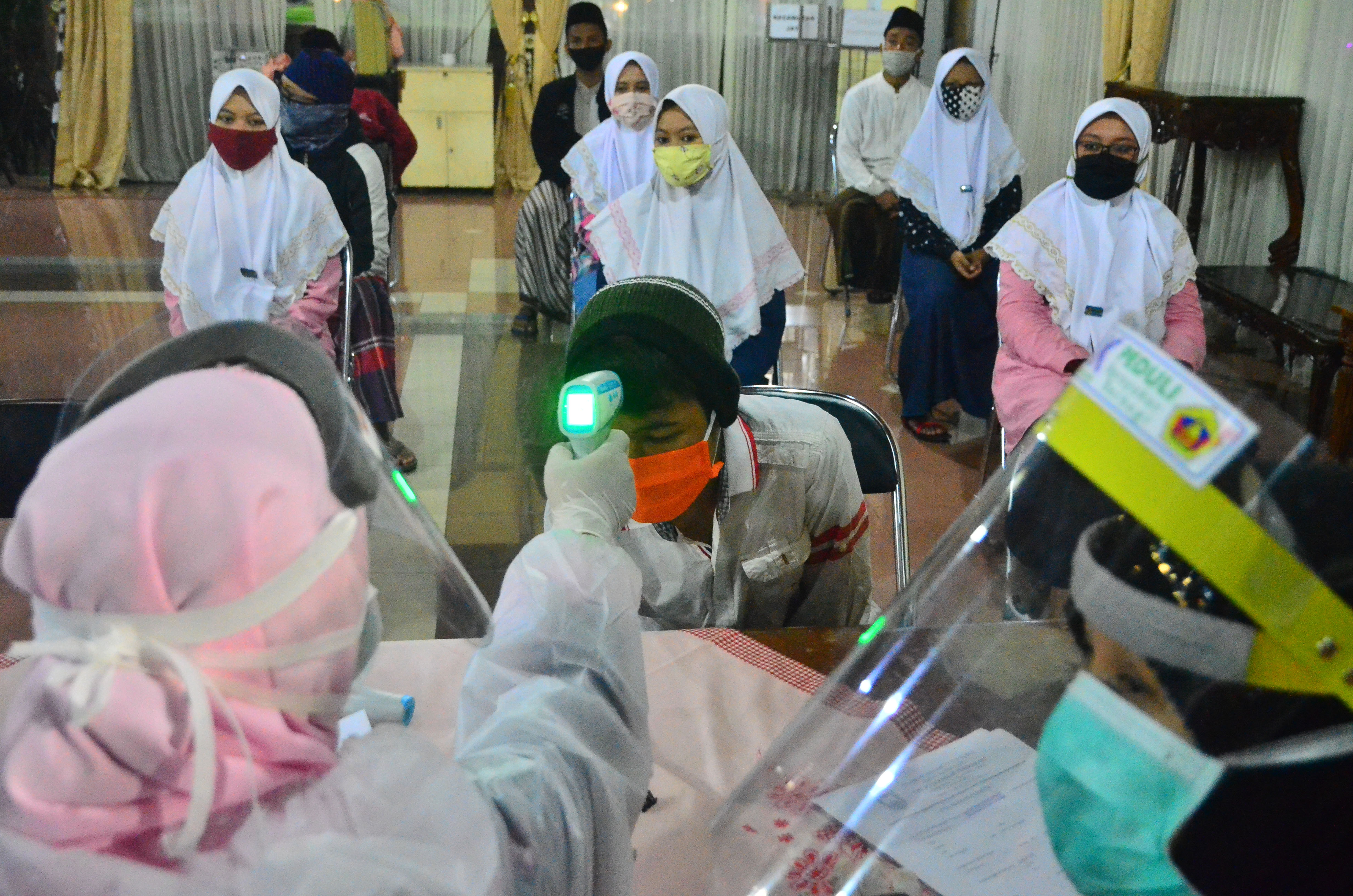 Ilustrasi: Sejumlah santri mengikuti tes kesehatan saat akan kembali ke pondok pesantren di Kudus, Jawa Tengah