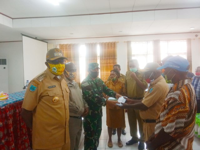 Pembagian honor untuk tokoh dan pemuka agama di Maybrat, Papua Barat.