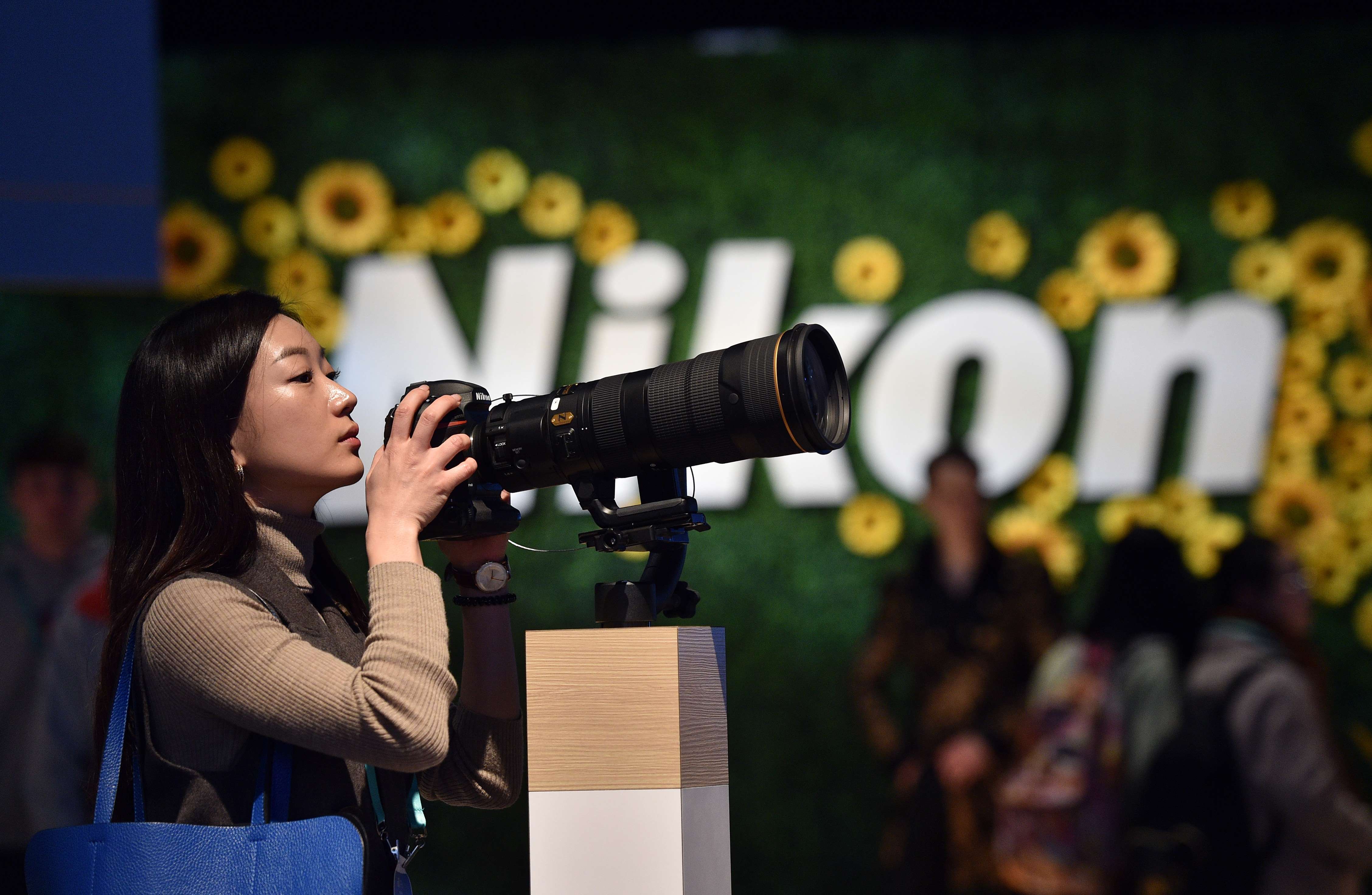 Ilustrasi--Seorang pengunjung mencoba kamera DSLR di booth Nikon di ajang CES 2020 di Las Vegas, AS.