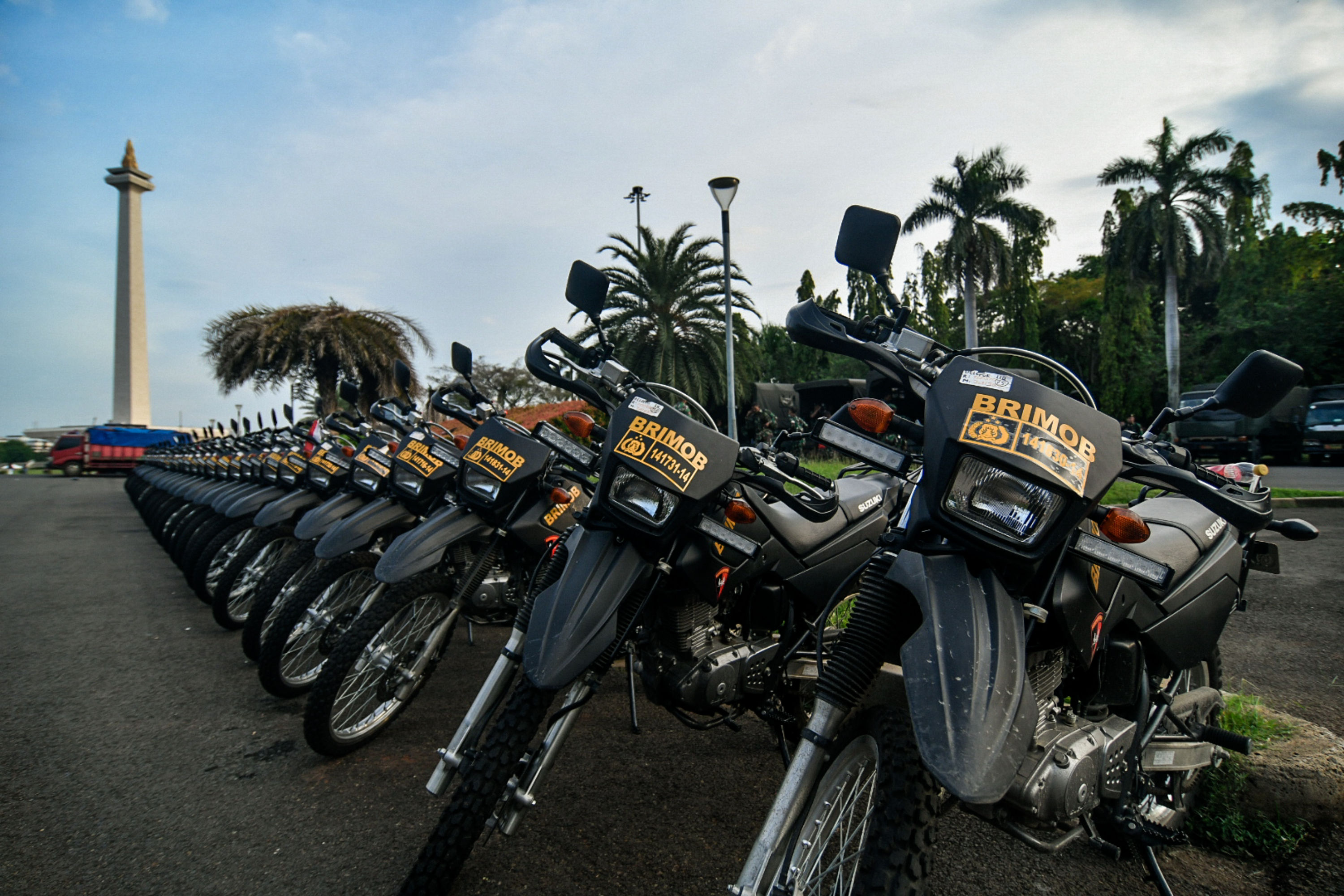 Aparat gabungan TNI-Polri bersiaga mengamankan aksi protes terkait UU Cipta Kerja.