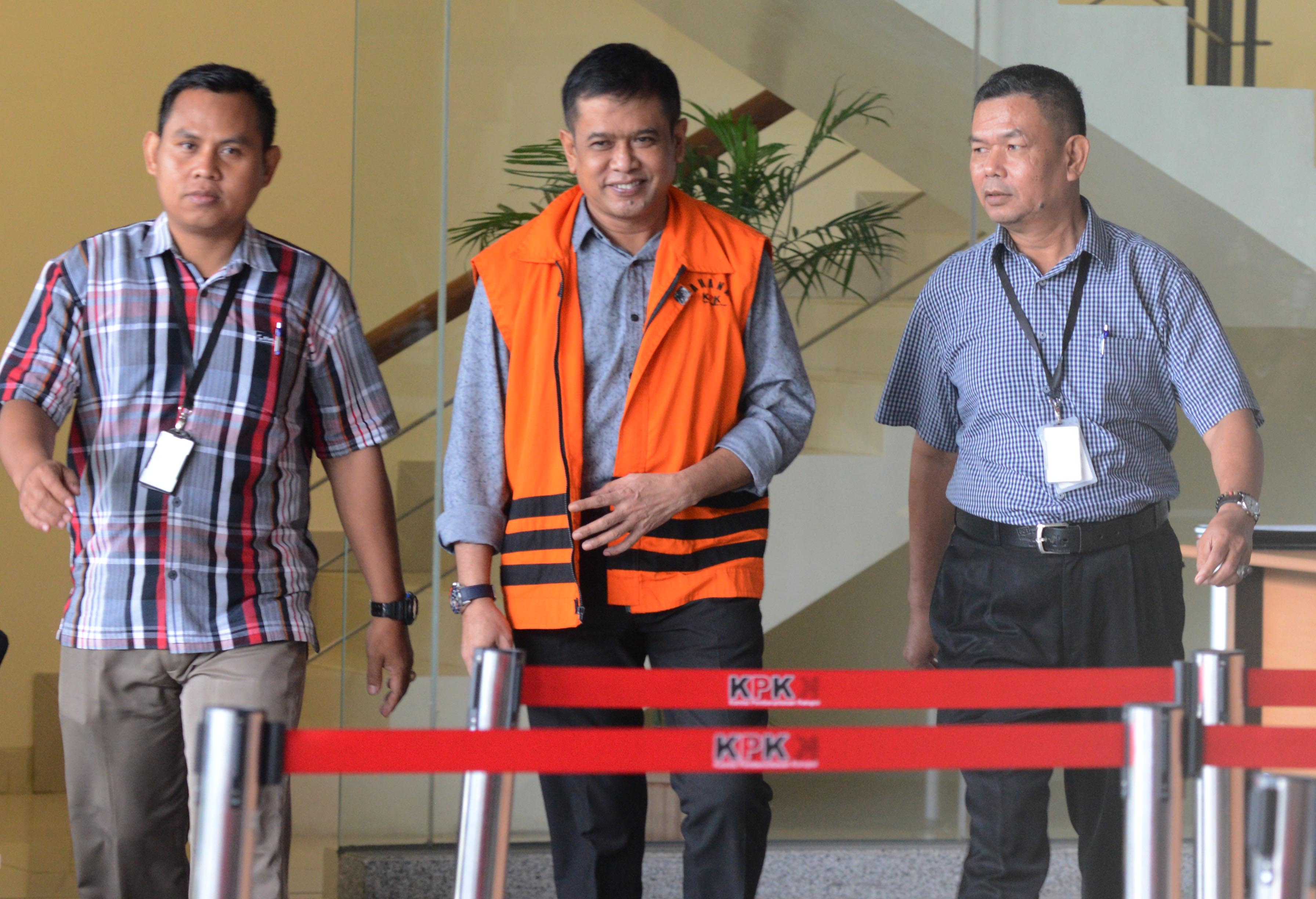 Eks Bupati Nganjuk Taufiqurrahman (tengah)