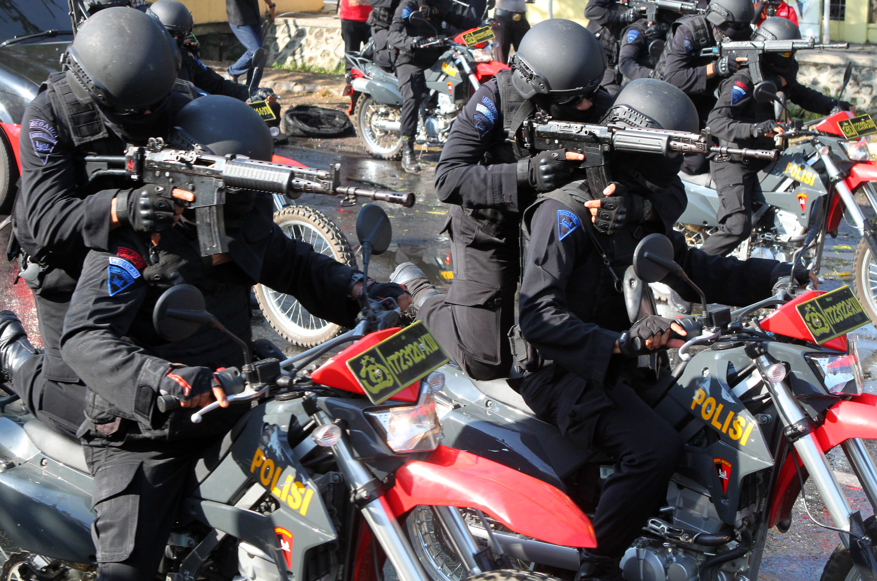 Sejumlah anggota Polda Kalimantan Selatan tengah melakukan simulasi pengamanan pillkada