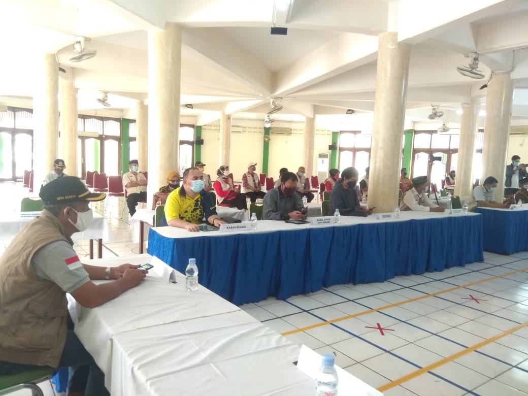 Suasana penghitungan suara pemilihan RW yang dilakukan secara daring