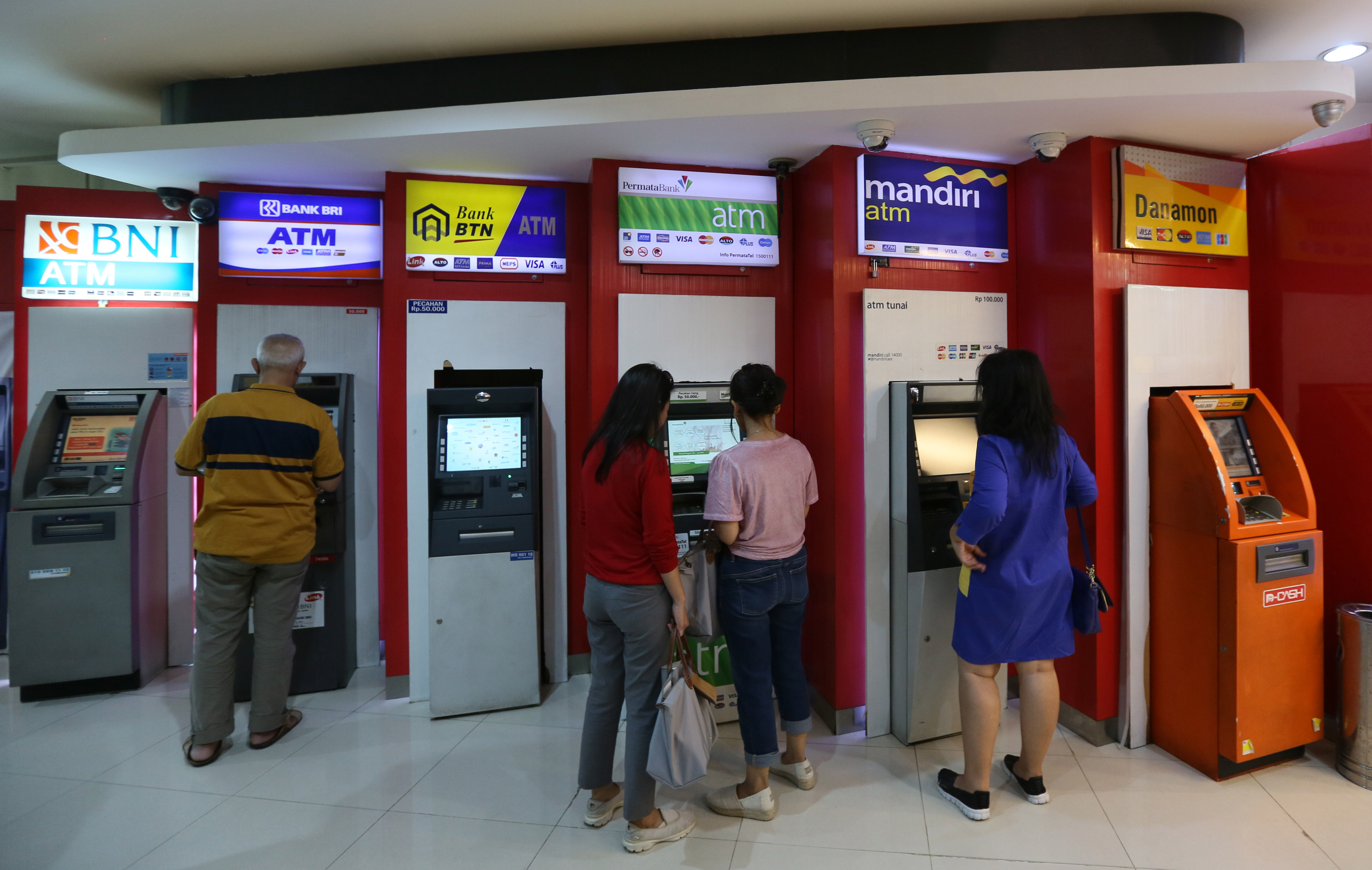 Sejumlah nasabah melakukan transaksi melalui ATM di pusat perbelanjaan.