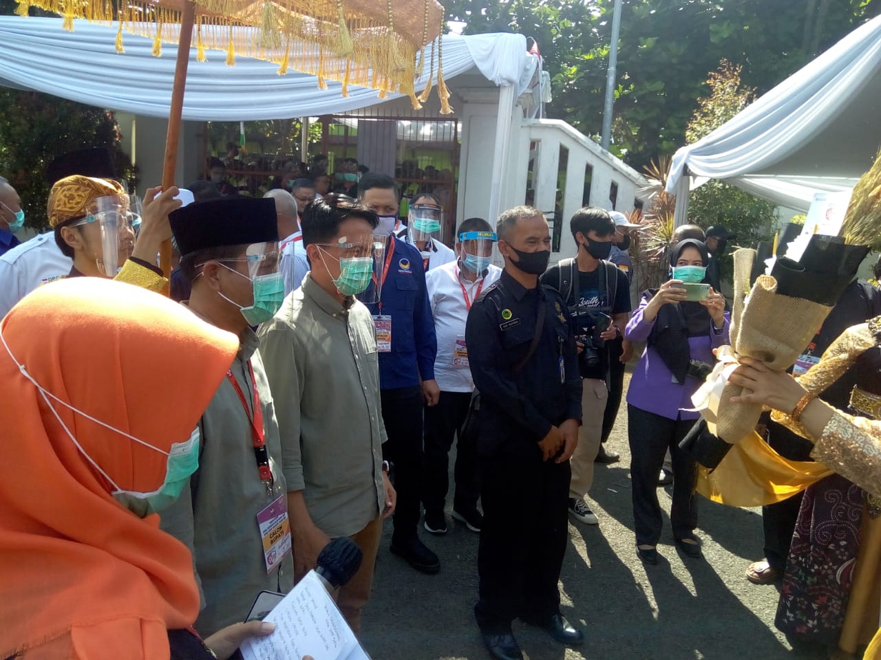 Dadang supriatna - sahrul gunawan saat tiba di kantor kpu kabupatenbandung jumat (4/9):