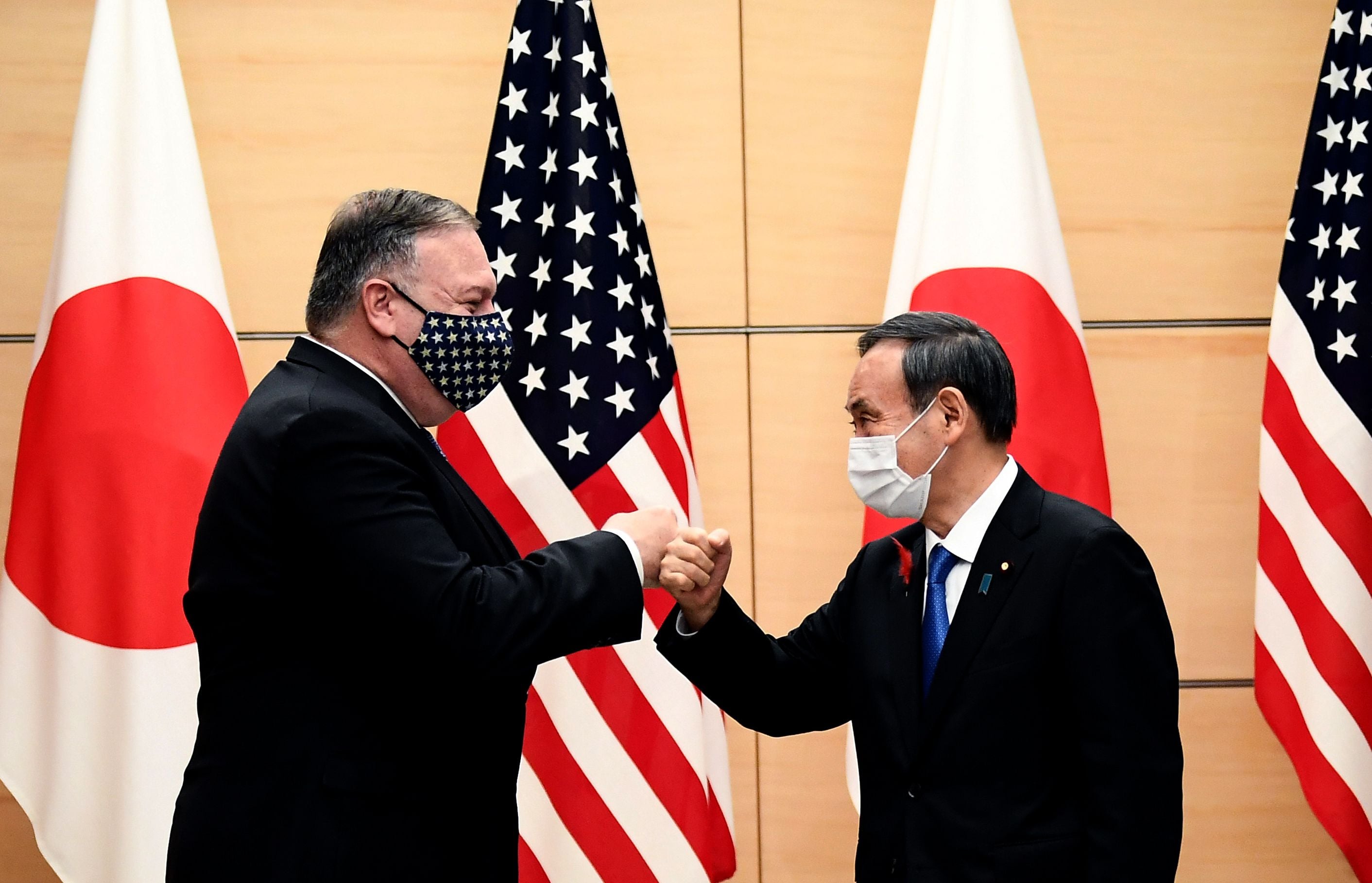 Menlu AS Mike Pompeo saat bertemu dengan PM Jepang Yoshihide Suga.