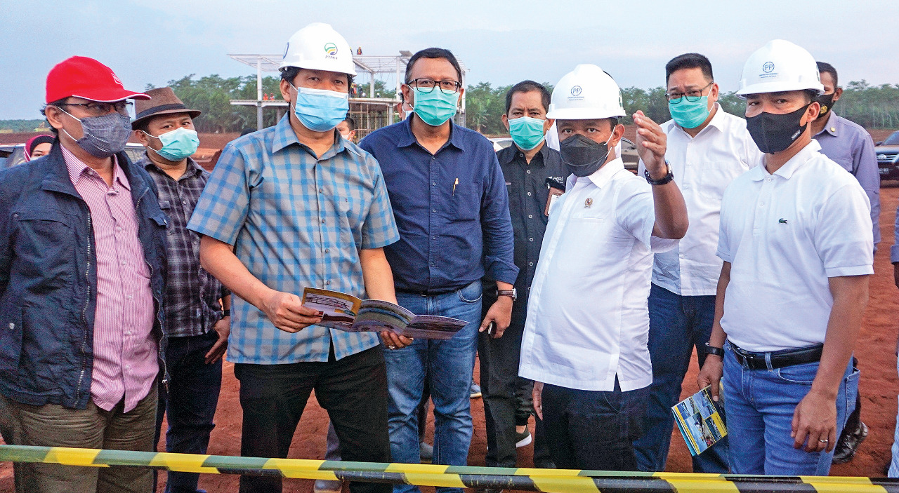 Kepala Badan Koordinasi Penanaman Modal (BKPM) Bahlil Lahadalia (ketiga kanan) didampingi Bupati Batang Wihaji (kanan) .