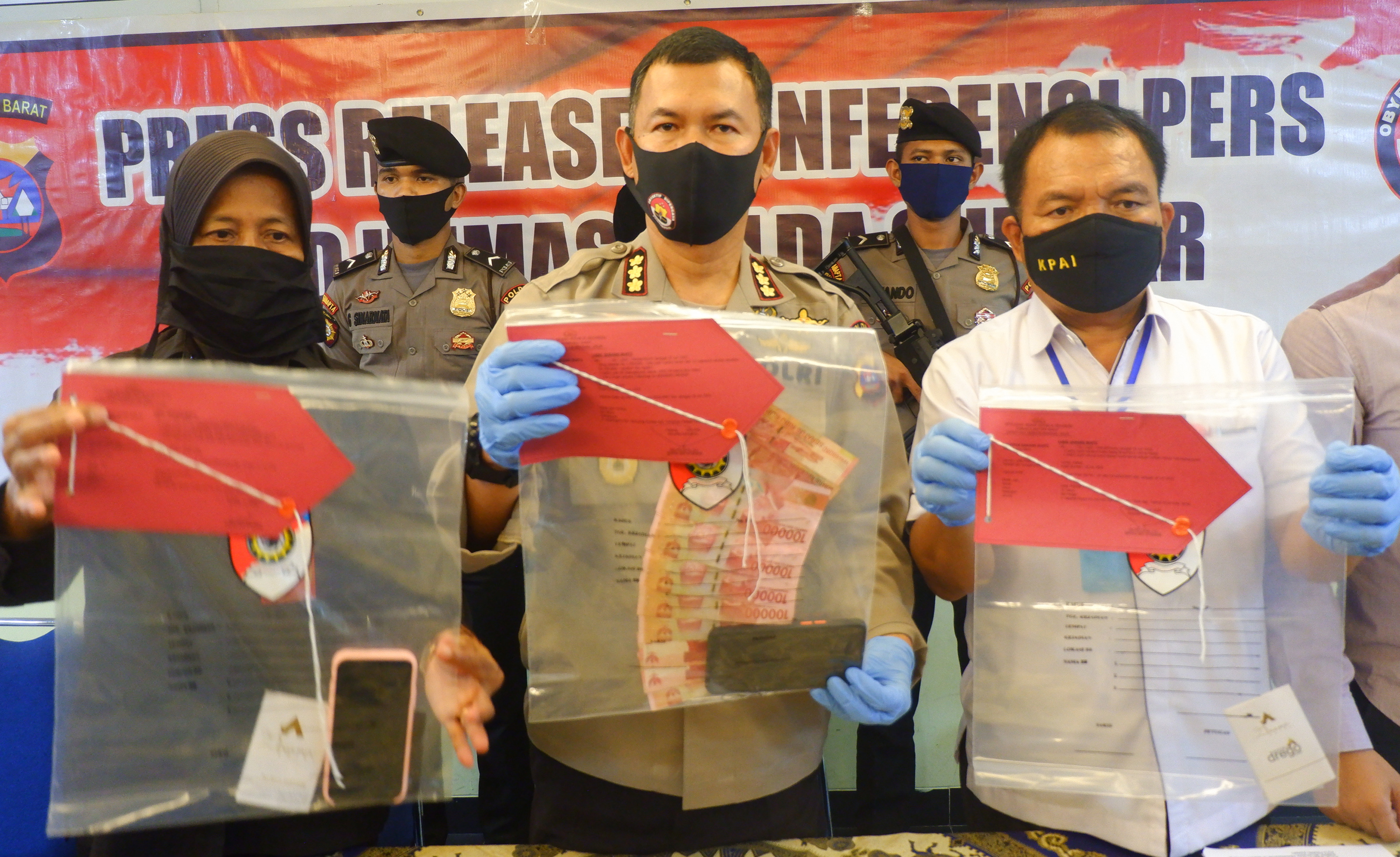 Polda Sumbar mengungkap kasus eksploitasi anak secara seksual dan perdagangan orang melalui prostitusi online, di Padang, Rabu  (22/7).