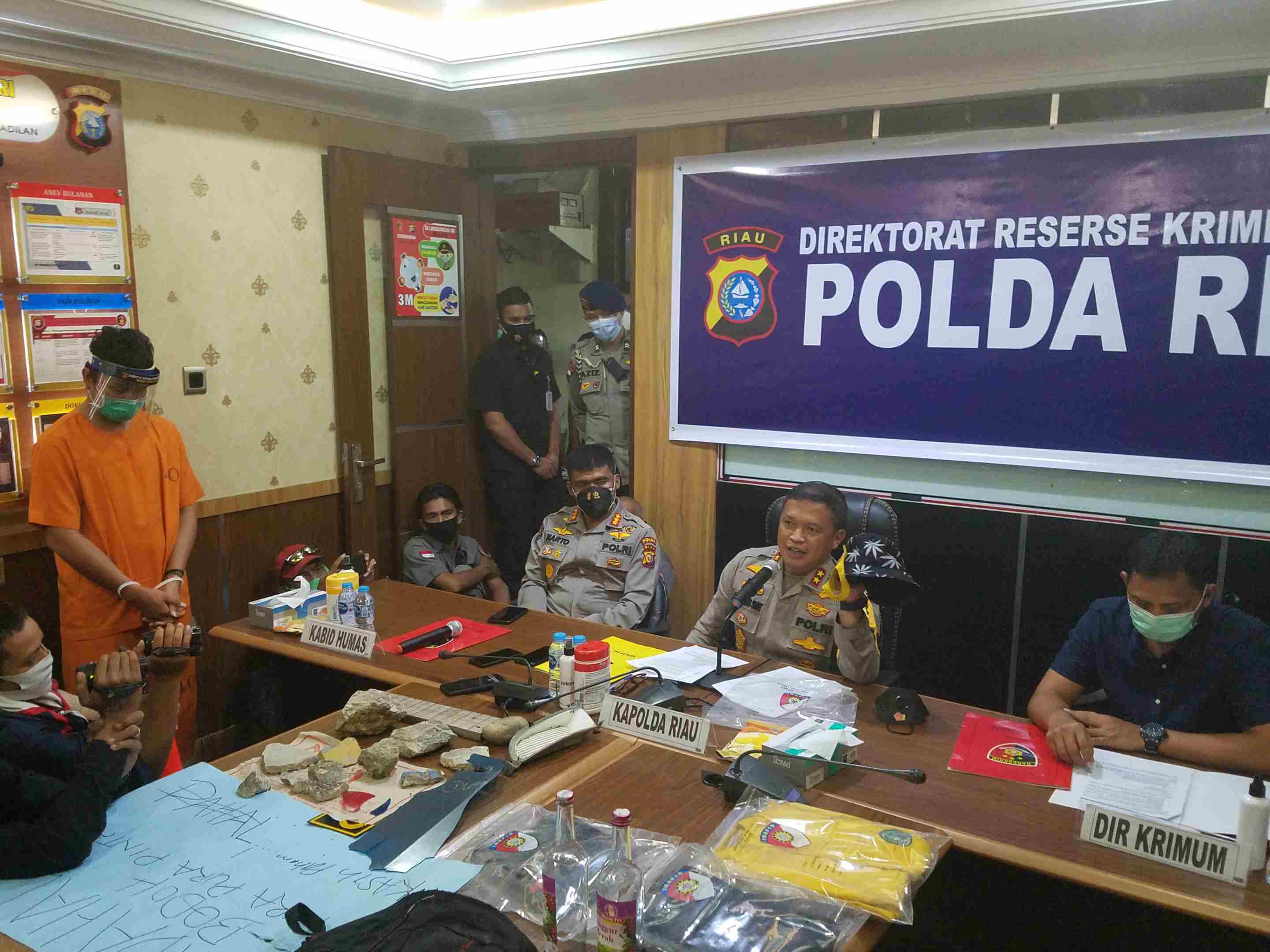 Kapolda Riau Irjen Agung Setya Imam Effendi saat memberikan keterangan di Pekanbaru, Senin (12/10). 