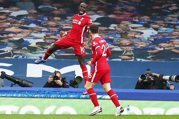 Striker Liverpool Sadio Mane (kiri) melakukan selebrasi bersama rekan setimnya, Andrew Robertson, setelah mencetak gol pertama.