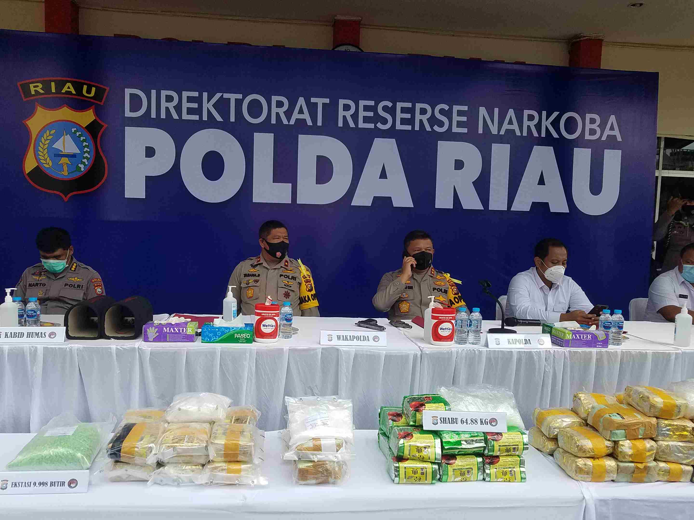 Polda Riau menggagalkan penyelundupan 64,88 Kg sabu dan 9.998 butir ekstasi dari Malaysia