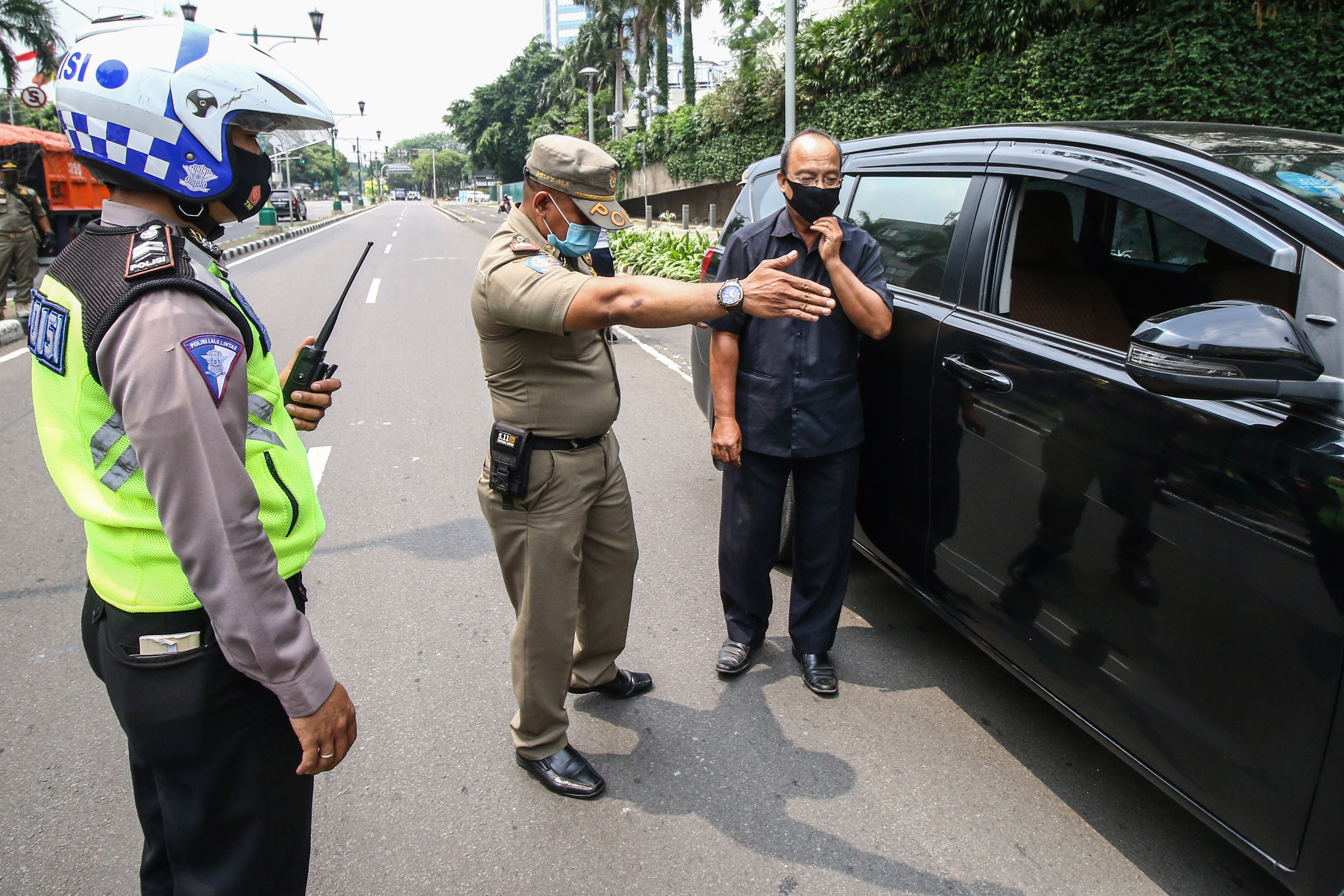 Ilustrasi--Petugas melakukan razia masker di Jalan Imam Bonjol, Jakarta, Senin (14/9).