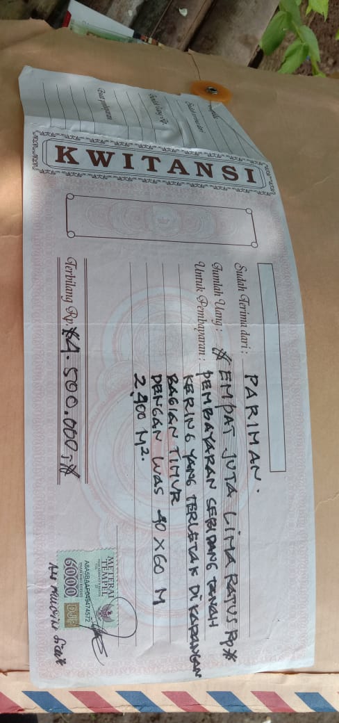 Kuitansi yang diduga terkait dengan penjualan tanah milik pemerintah kabupaten