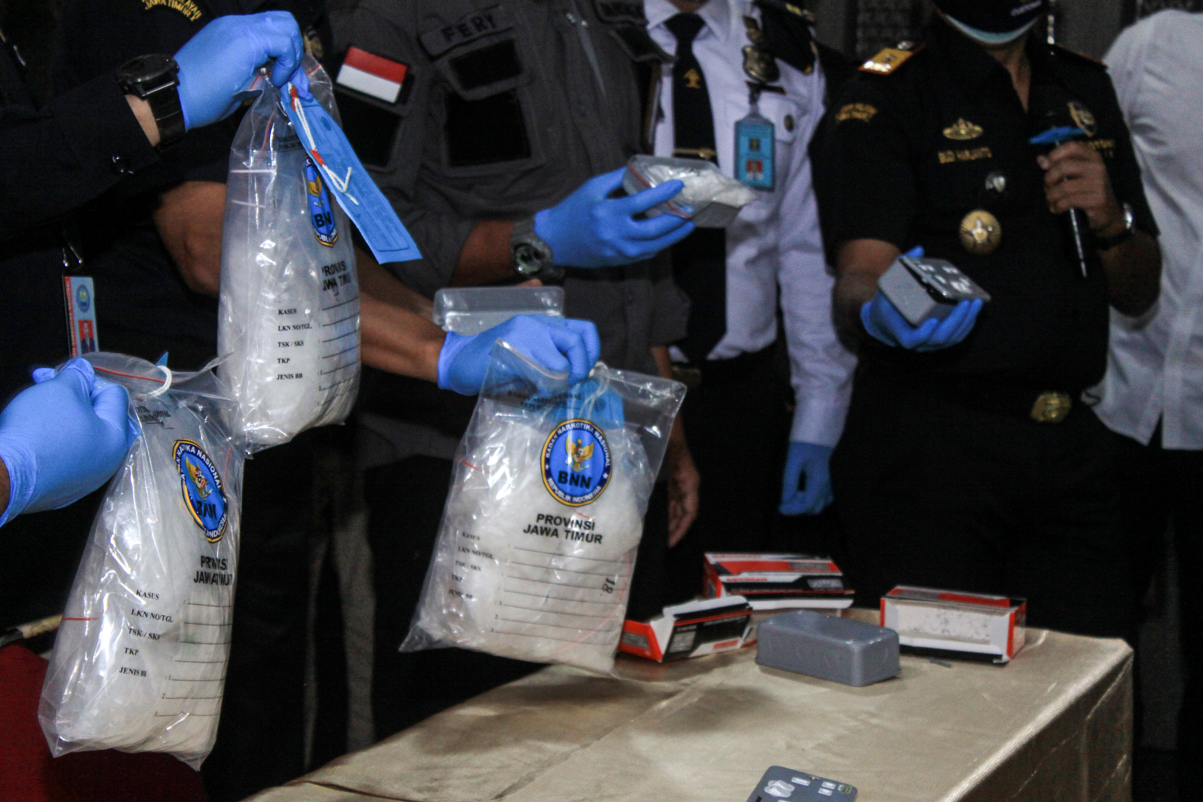 Pengungkapan penyelundupan sabu 3 kg oleh Bea Cukai Jawa Timur.