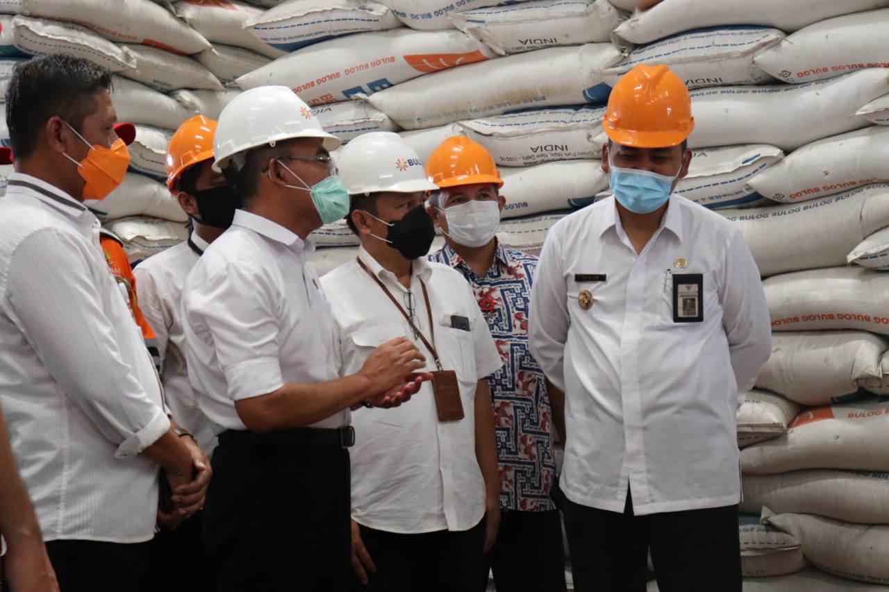 Menko Pembangunan Manusia dan Kebudayaan  Muhadjir Effendy saat kunjungan kerja ke Bulog Brebes, Rabu (30/9/2020)