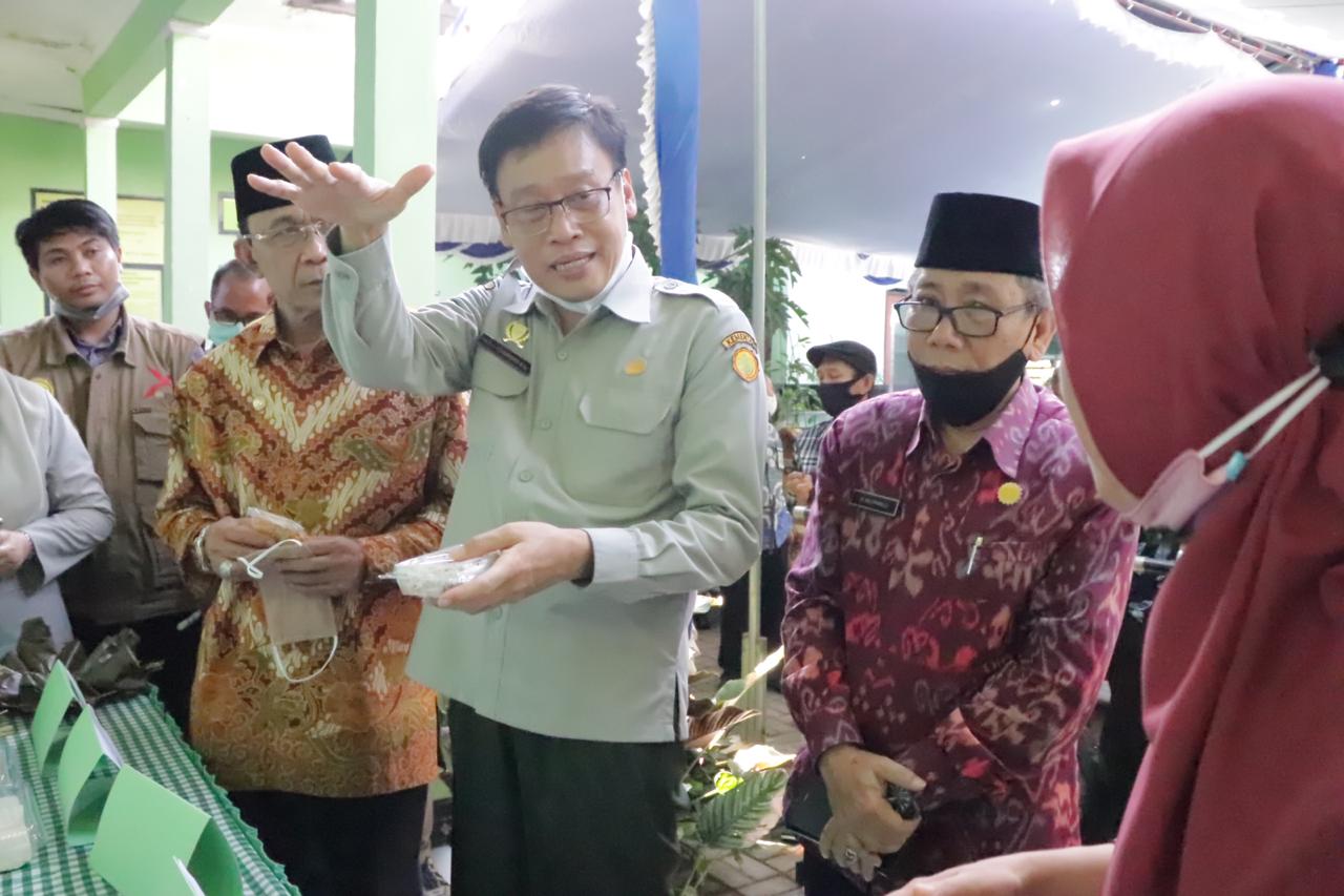 Kepala Pusat BPPSDMP, Kementan, Dedi Nursyamsi (tengah) didampingi Wali Kota Mataram Ahyar Abduh (kedua dari kiri). 