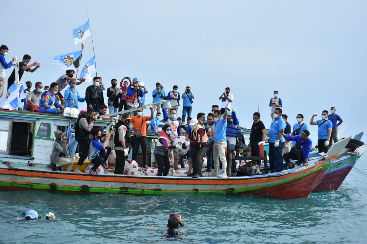 Gubernur Bangka Belitug Erzaldi Rosman Djohan bersama KNPI setempat menenggelamkan 92 terumbu karang di Pulau Ketawai, Selasa (27/10/2020).