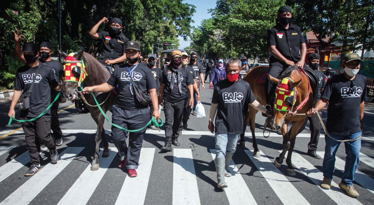 Pasangan calon Wali Kota dan Wakil Wali Kota Surakarta Bagyo Wahono (kiri) dan FX Supardjo (kanan) menaiki kuda menuju Kantor KPU Surakarta