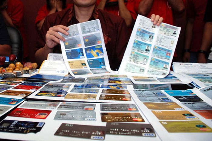 Sindikat pembobol rekening bank dibekuk Bareskrim Mabes Polri dengan total uang didicuri mencapai Rp21 miliar.