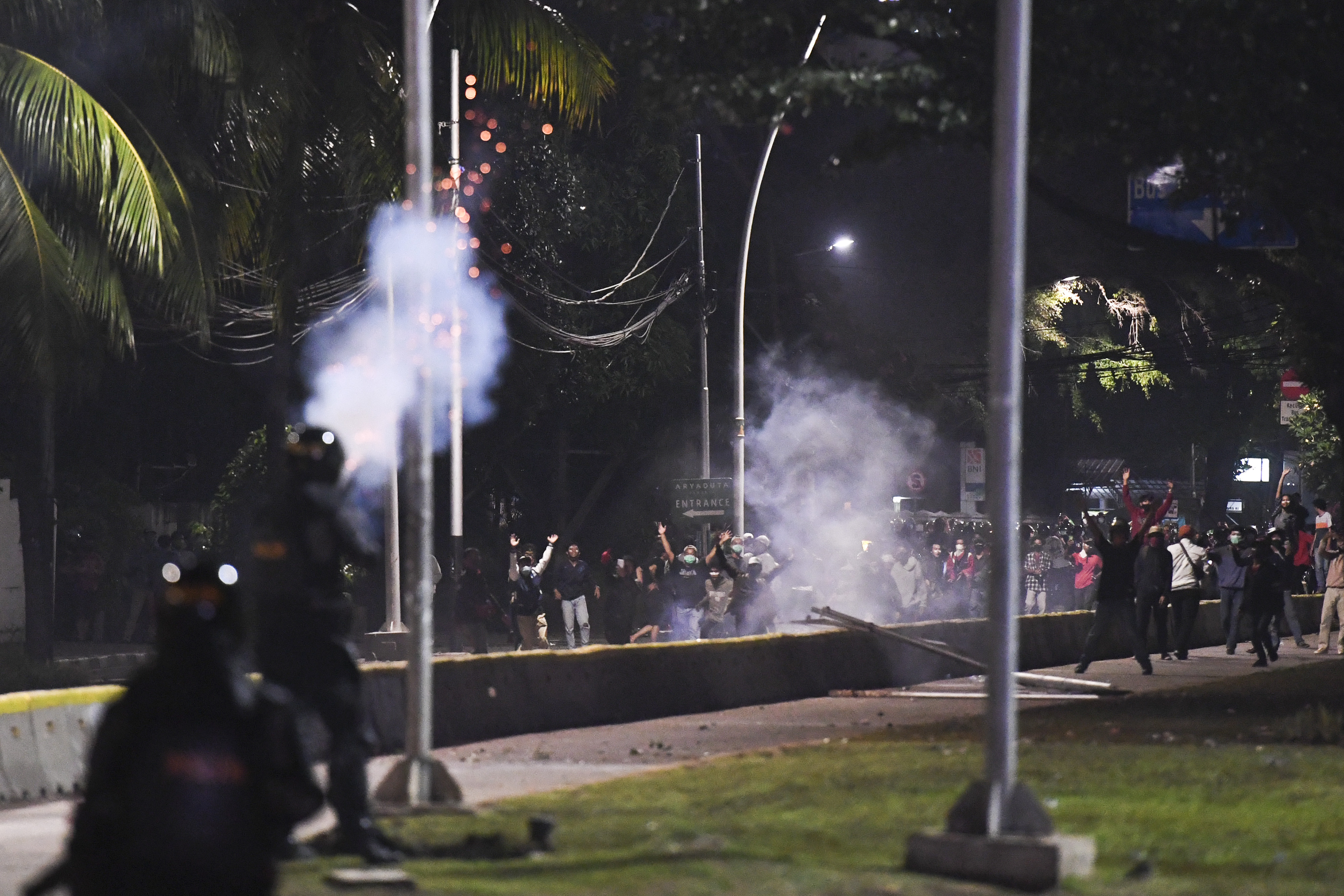 Ilustrasi--Polisi menembakan gas air mata ke arah massa aksi penolak UU Cipta Kerja di kawasan Tugu Tani, Jakarta.