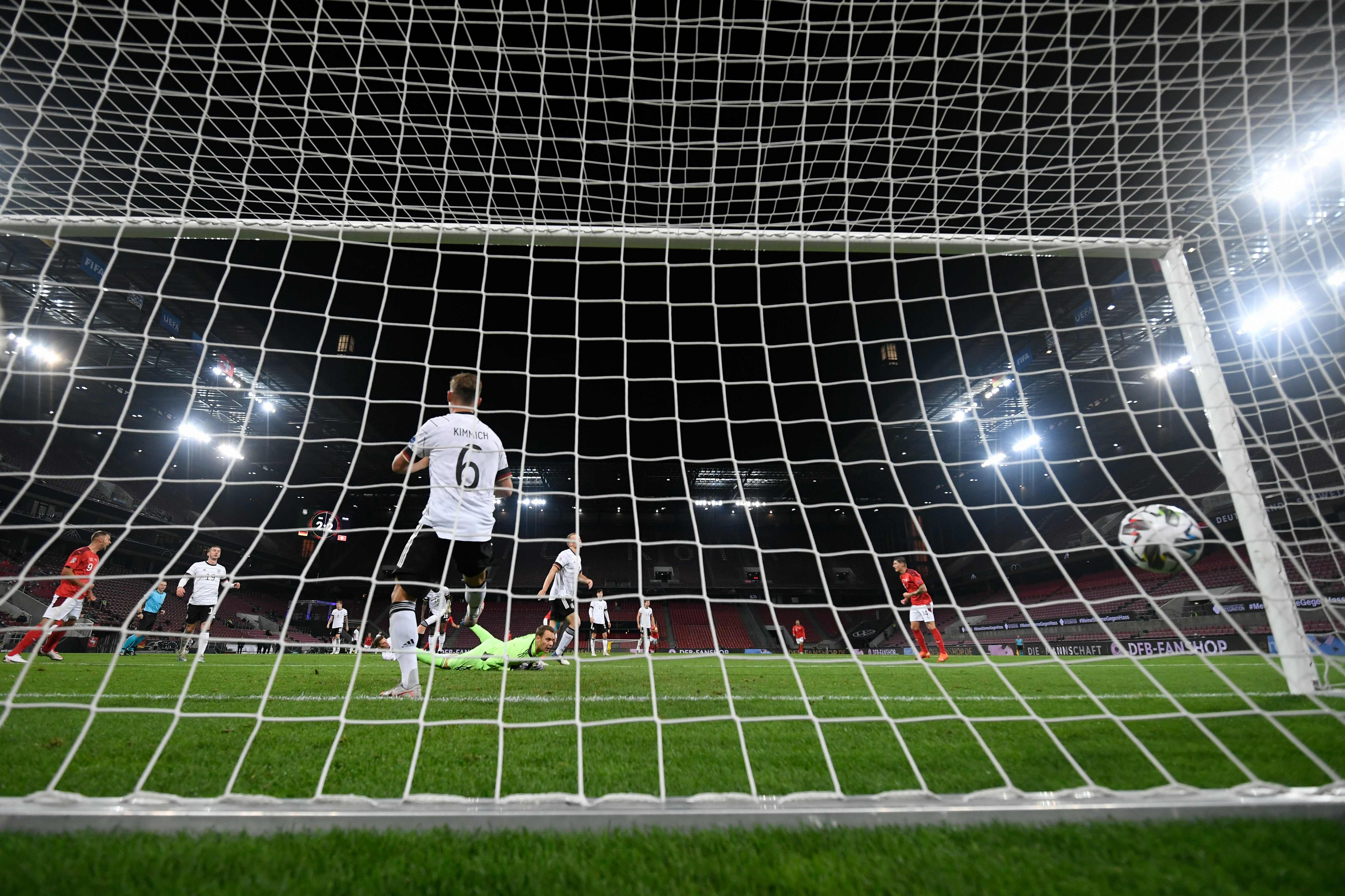 Kiper Jerman Manuel Neuer kebobolan 