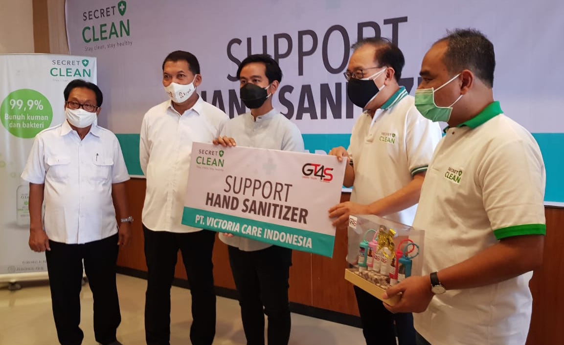 Sebagai dukungan mereka akan Pilkada 2020 berjalan aman dan nyaman, Secret Clean menyumbang hand sanitizer kepada sejumlah Paslon.