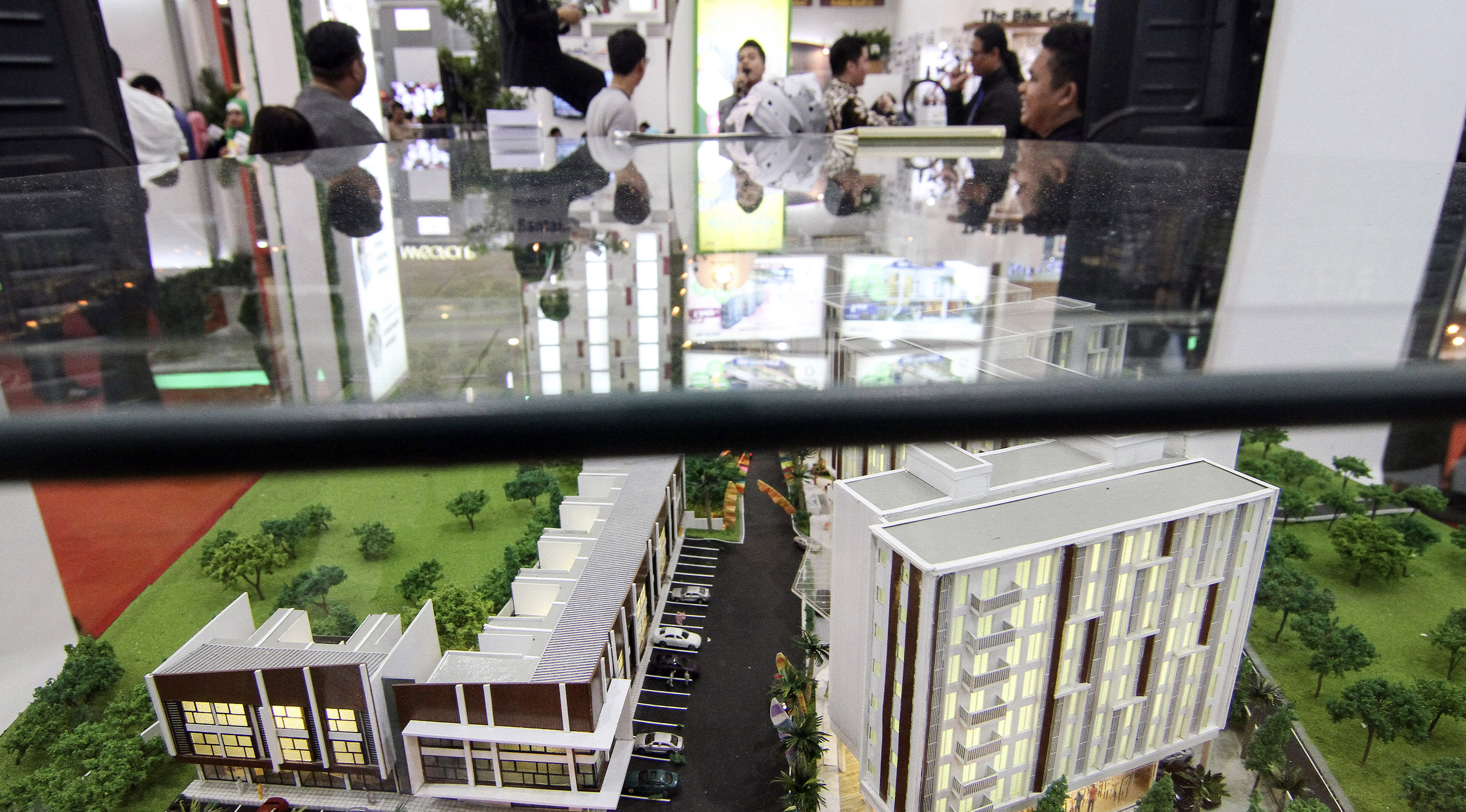 Kegiatan usaha yang mulai pulih terjadi di seluruh sektor, diantara sektor keuangan, real estat dan jasa per­usahaan.