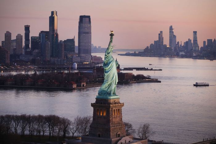 Patung Liberty tegak berdiri di tengah upaya AS menahan laju penyebaran Covid-19. 