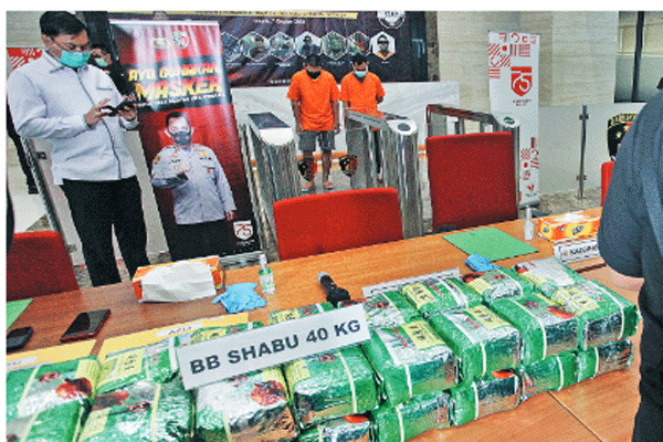 SINDIKAT JARINGAN SABU INTERNASIONAL Sejumlah barang bukti narkoba dan tersangka dihadirkan saat rilis pengungkapan kasus peredaran narkotik