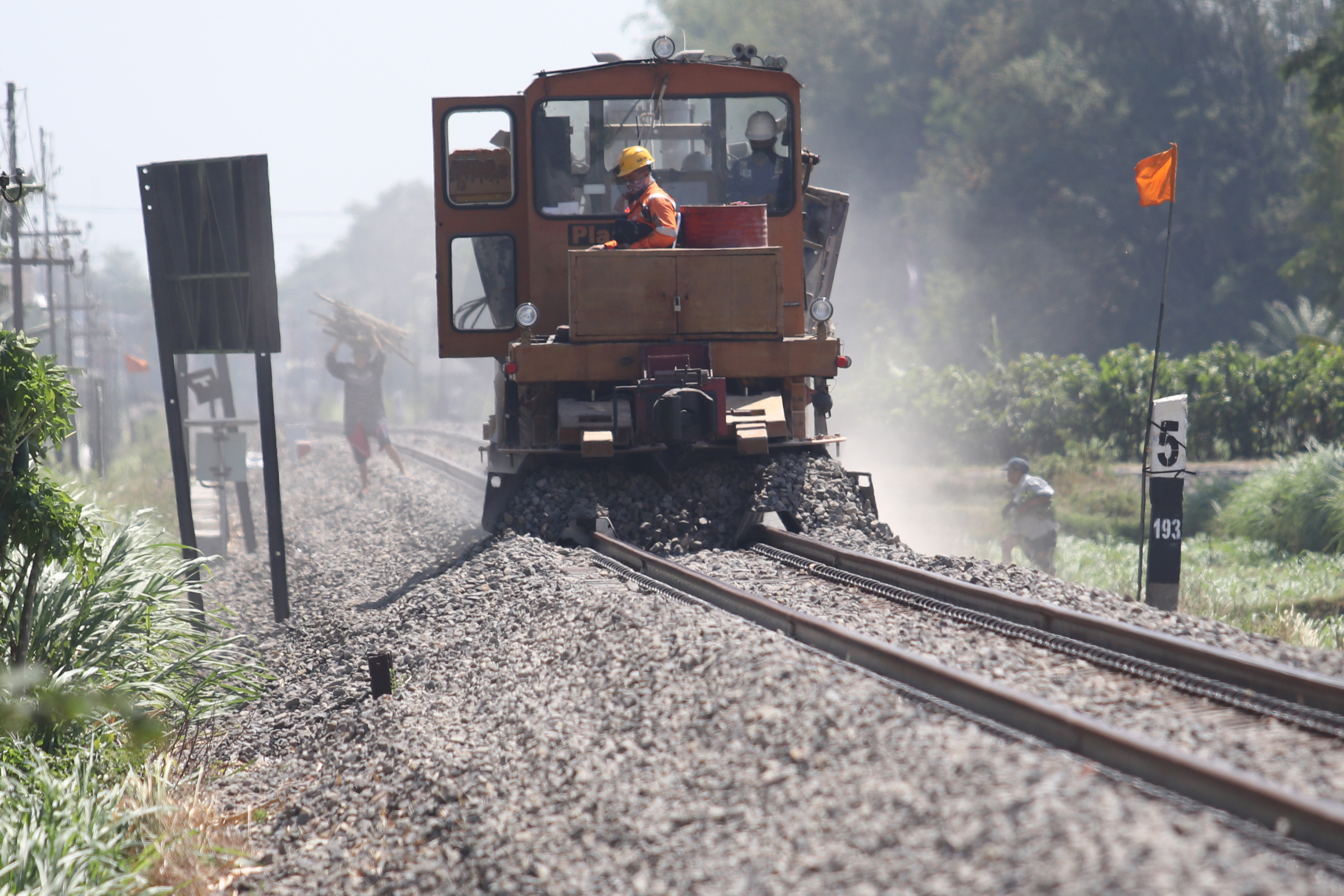 Petugas melakukan perawatan jalur kereta di kediri, Jawa Timur