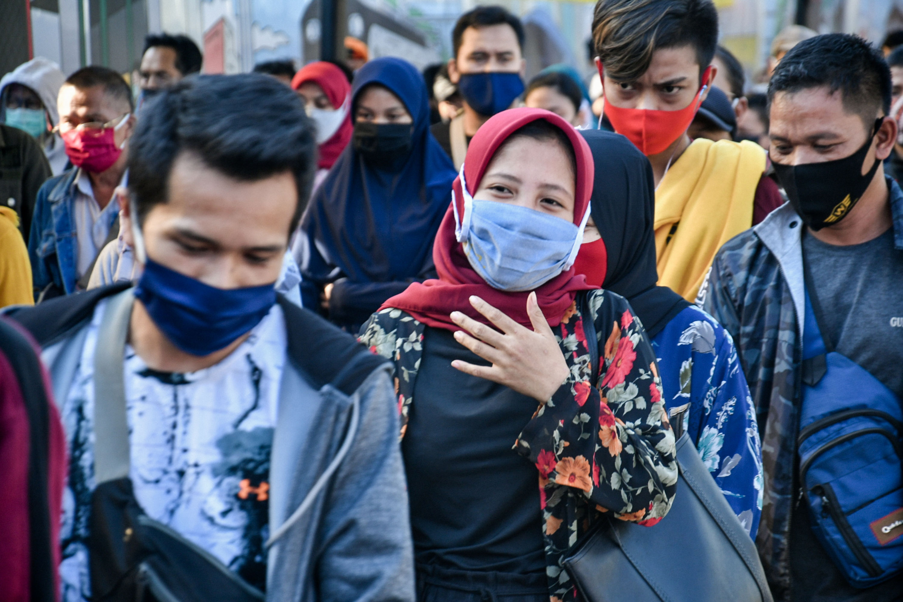 Pekerja memadati Stasiun Tanah Abang saat jam pulang kerja
