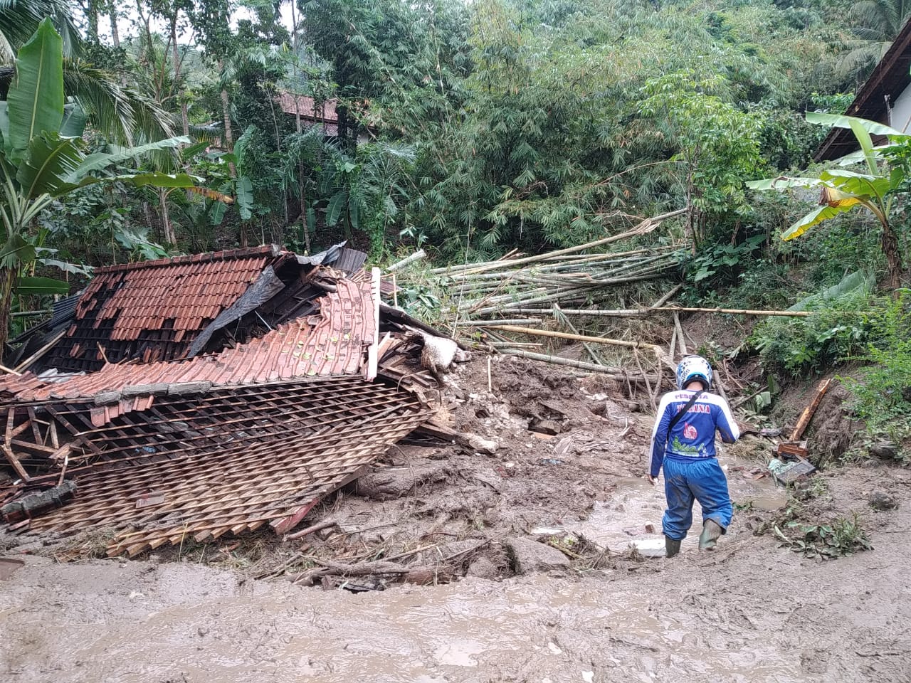 Warga dibantu BPBB, TNI, Polisi, Tagana bergotong royong membersihkanmaterial longsor yang telah menimbun pasangan suami istri.