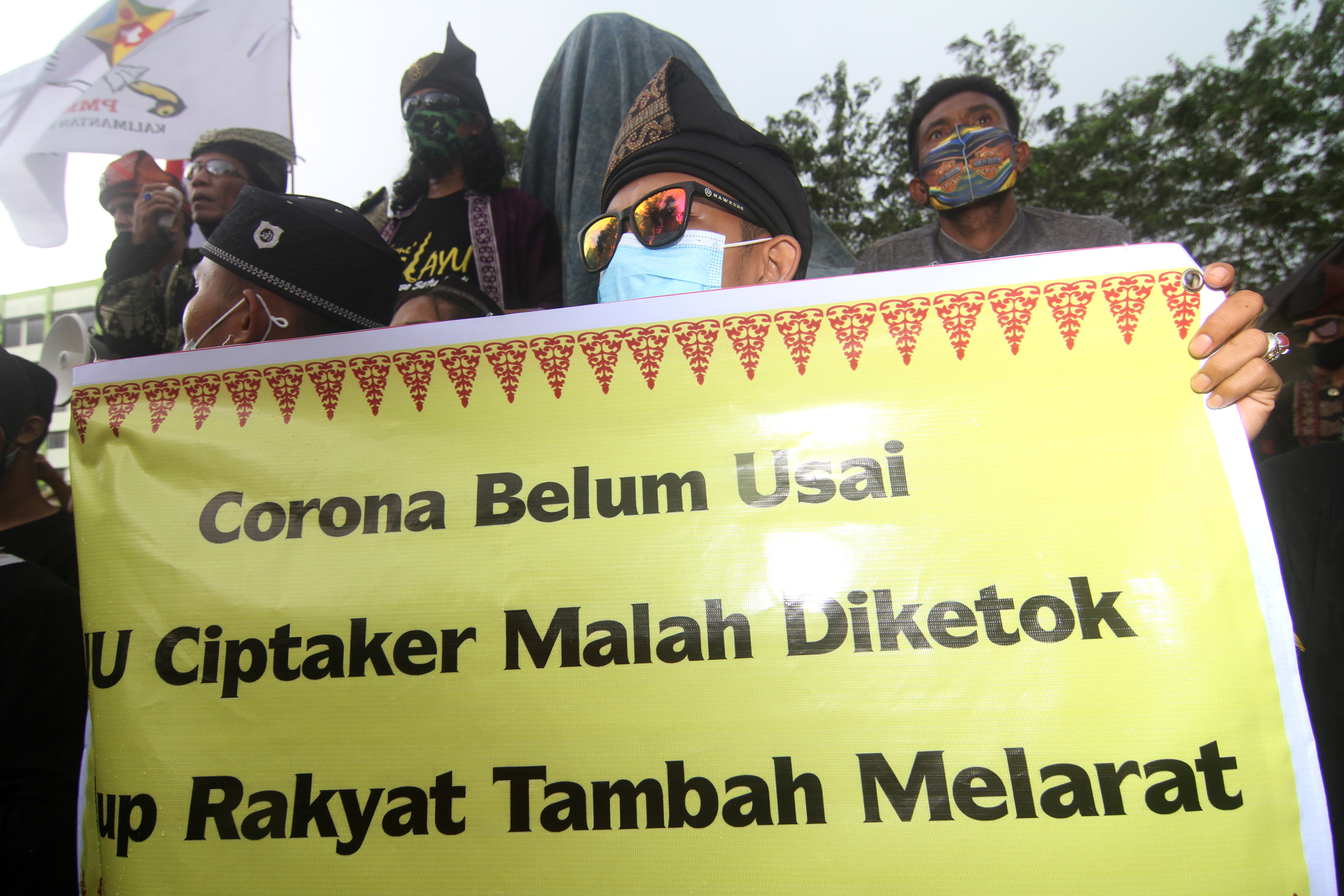 Sejumlah orang berunjuk rasa menolak Undang-Undang Cipta Kerja (Omnibus Law) di DPRD Provinsi Kalbar di Pontianak, Kalimantan Barat.