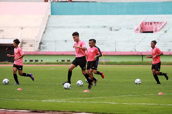 Para pesepak bola Timnas U-16 sedang melakukan sesi latihan