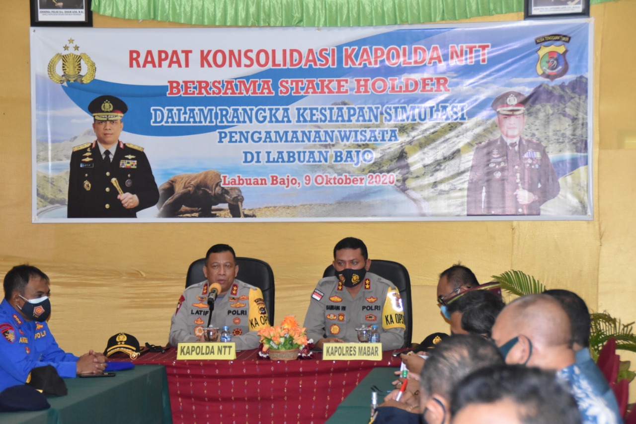 Kapolda NTT  Irjen Lotharia Latif memimpin rakor di Aula Mapolres Manggarai Barat, Sabtu (10/10/2020).