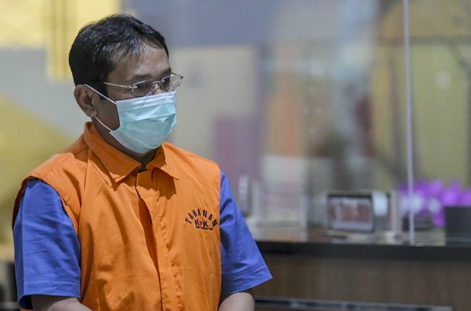 Tersangka kasus dugaan pemotongan uang dan penerimaan gratifikasi yang juga Bupati Bogor periode 2008-2014 Rachmat Yasin. 